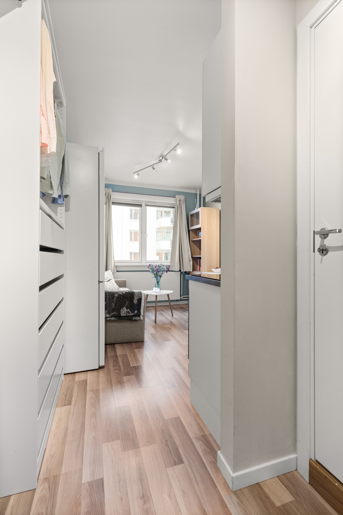 Entréen har plass til garderobeløsning, kommode og skap. Galleribilde