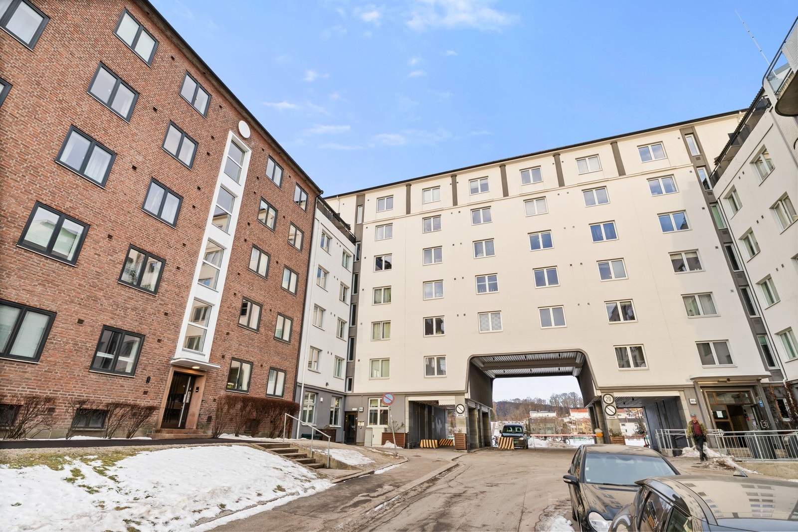 Leiligheten har en svært sentral beliggenhet, med kort vei til BI og Storo storsenter. Galleribilde