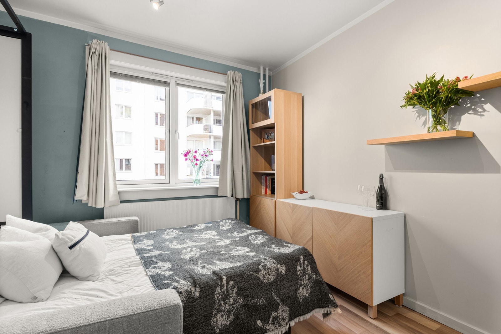 Vinduene er fra 2016 og gir rikelig med naturlig lys. Galleribilde