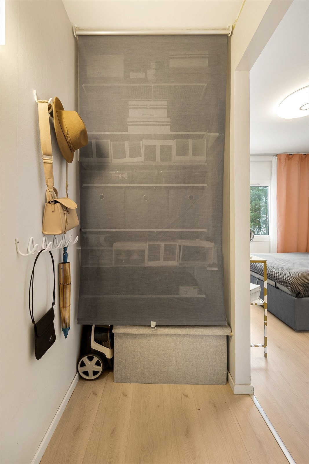 Veggmonterte hyller i hallen bidrar til ekstra oppbevaring. Galleribilde