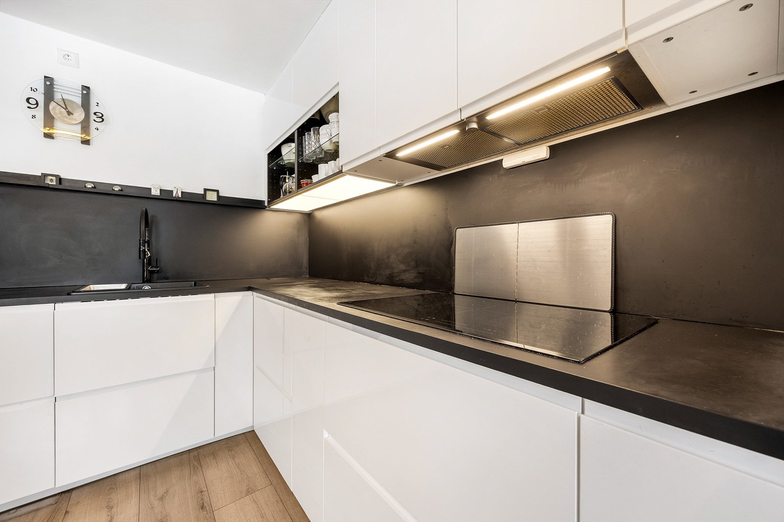 Stor platetopp gjør kjøkkenet svært funksjonelt. Galleribilde