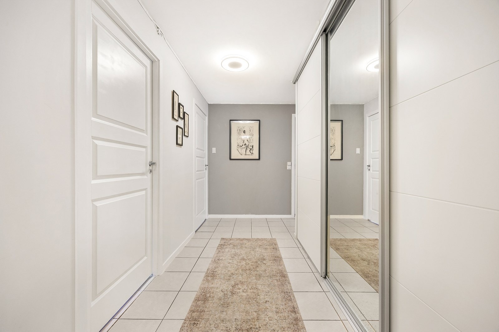 Entreen har integrert skyvedørsgarderobe som er svært praktisk til sko og yttertøy. Galleribilde