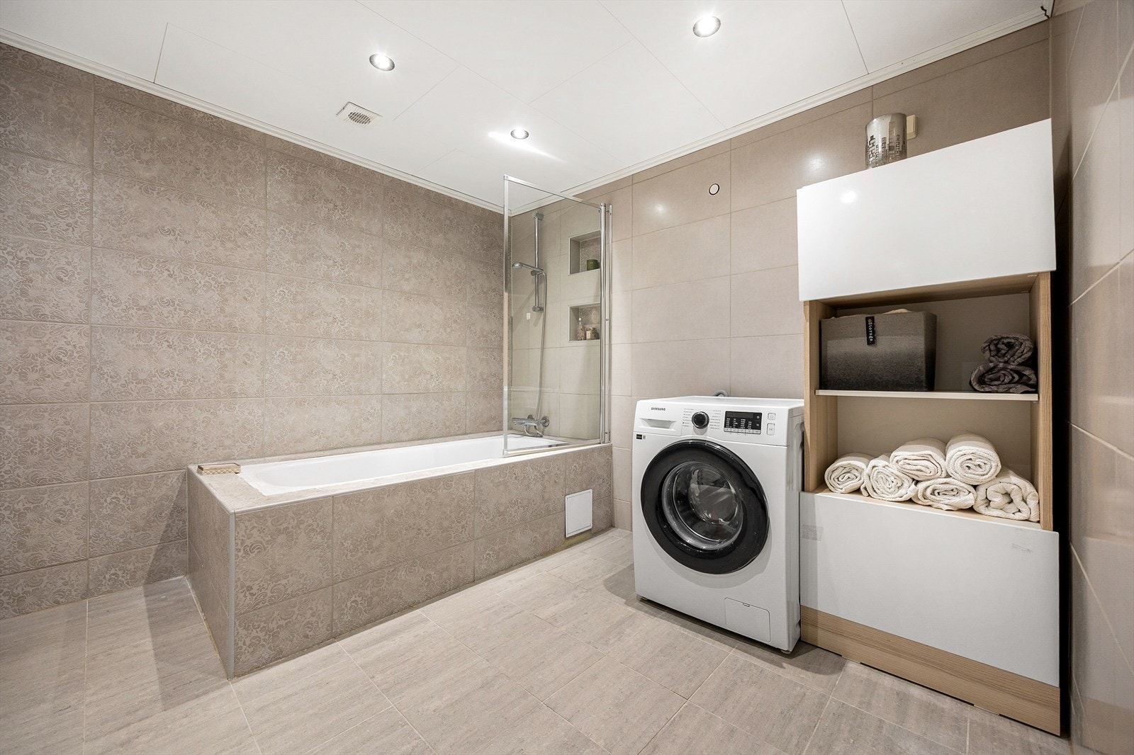 Moderne og stilrent bad med fliser på gulv og vegger. Galleribilde