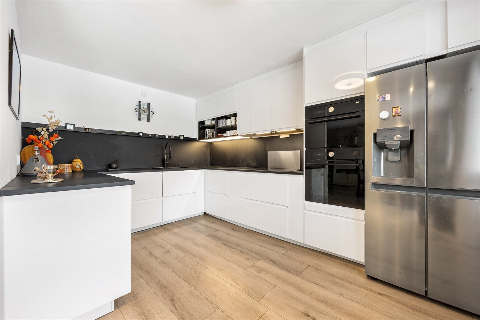 Kjøkkenet har et stilrent uttrykk med integrerte hvitevarer. Galleribilde