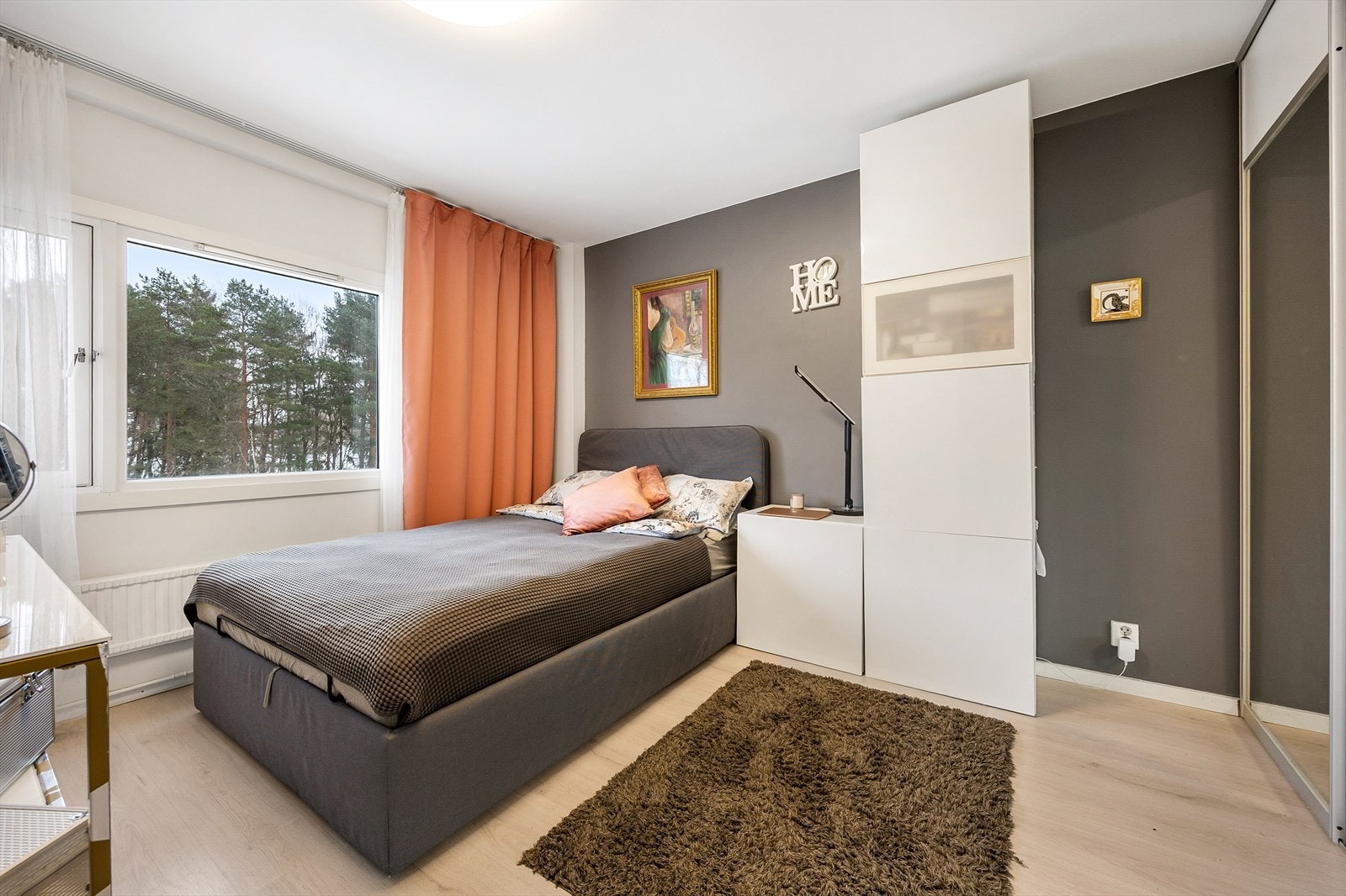 Soverom 1 er av god størrelse med plass til stor dobbeltseng. Leiligheten har 3 gode soverom. Galleribilde