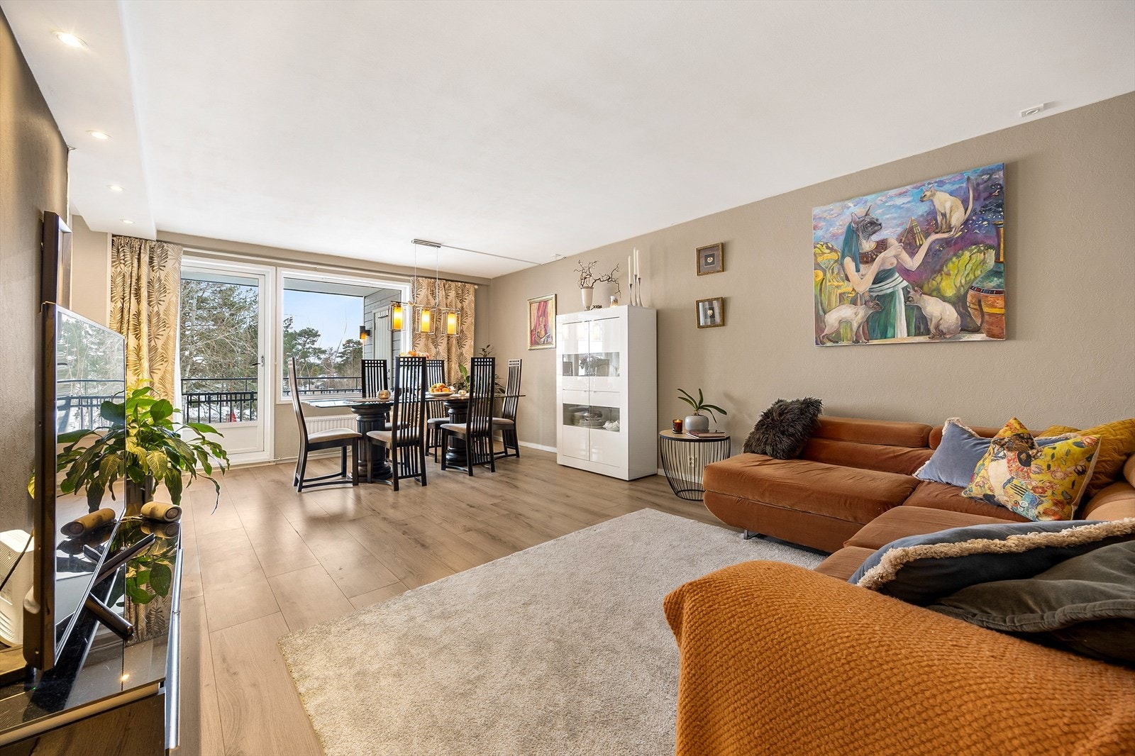 Romslig stue med en åpen atmosfære. Galleribilde