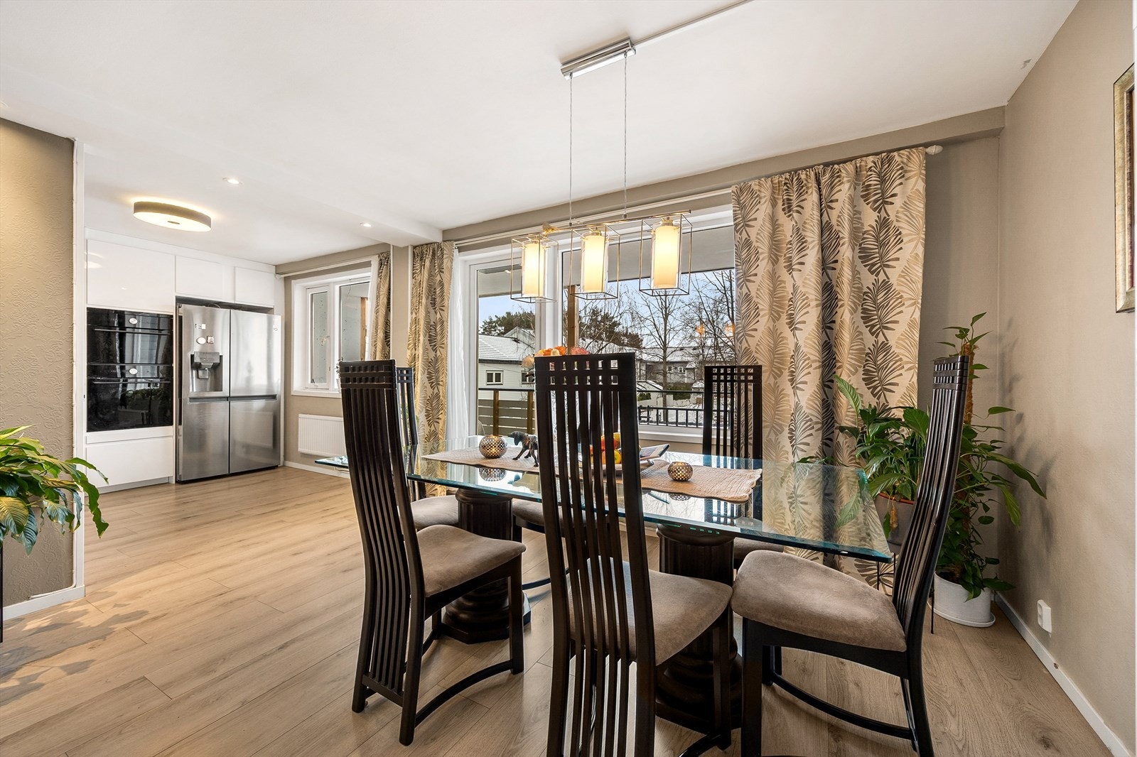 I stuen er det også god plass til spisegruppe - her kan du nyte hyggelige middager. Galleribilde