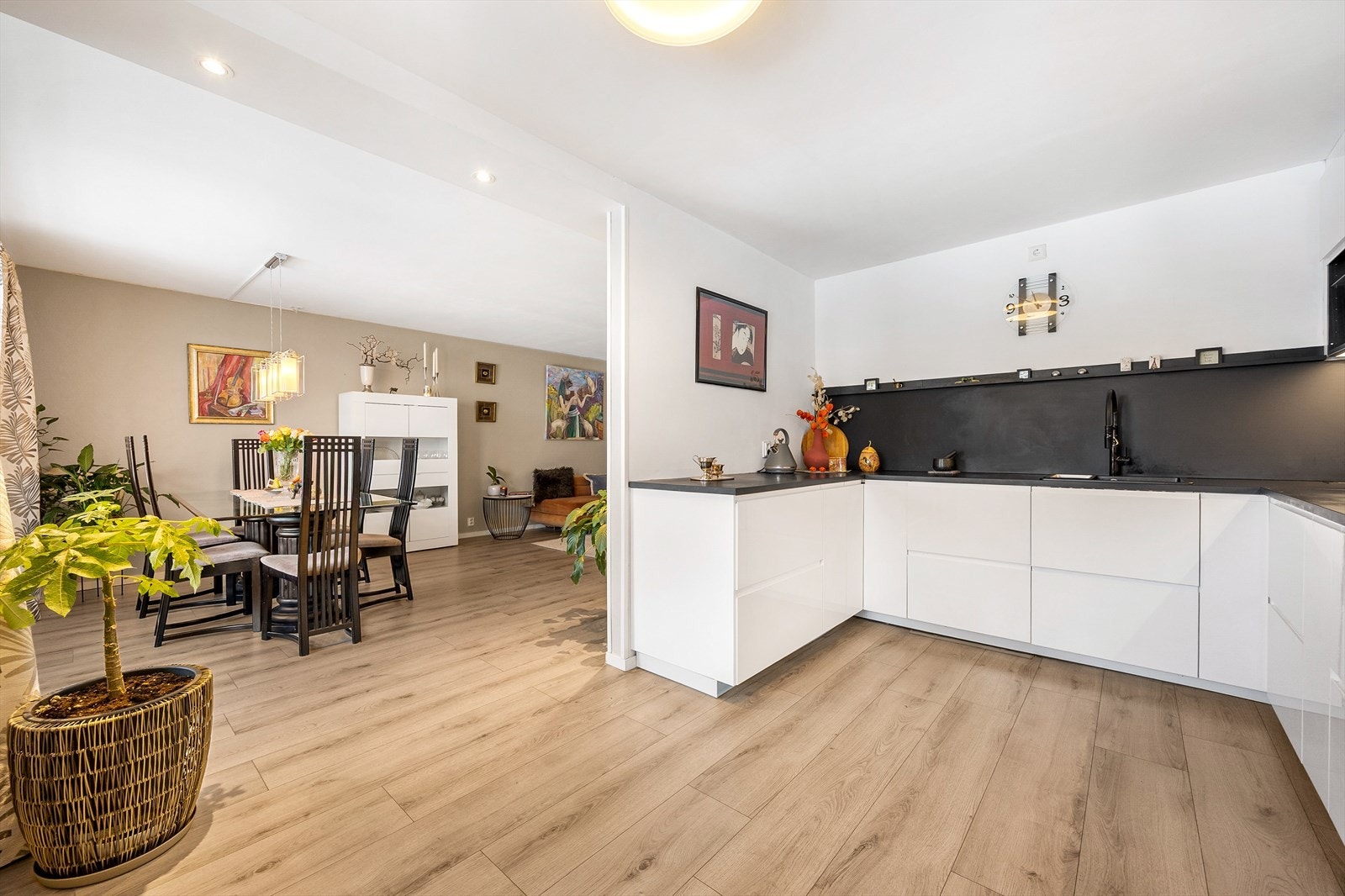 Moderne kjøkken fra 2022. Galleribilde