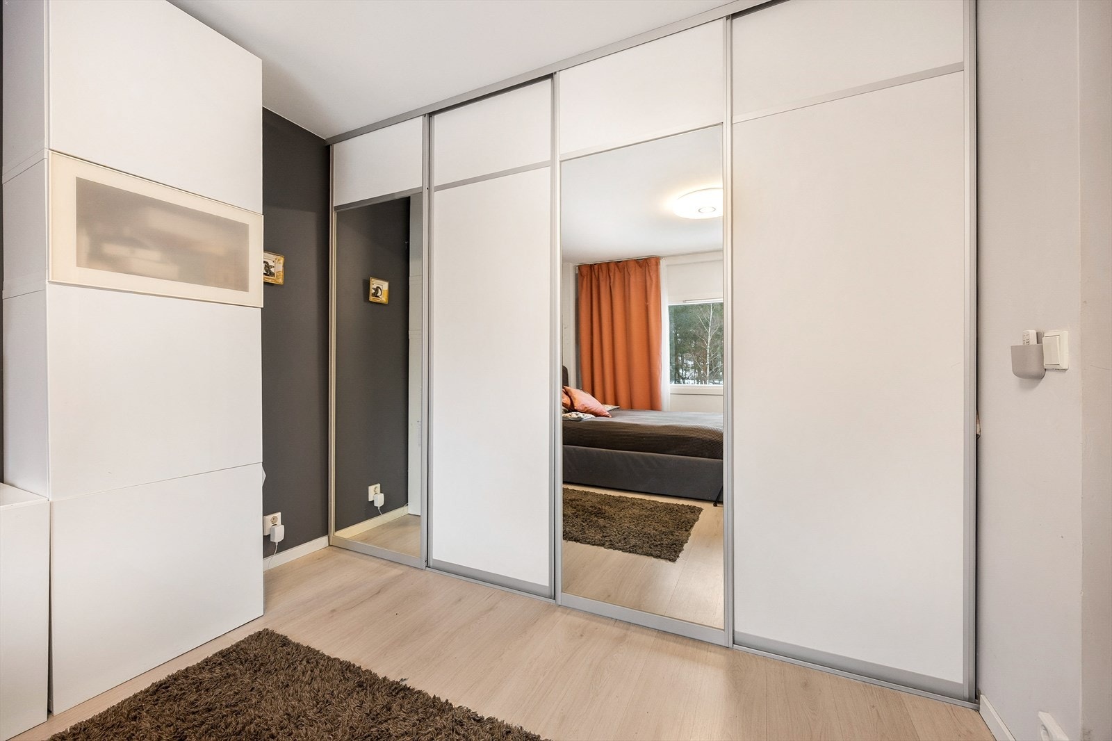 Store innbygde garderobeskap med speil gir mulighet for ryddig oppbevaring. Galleribilde