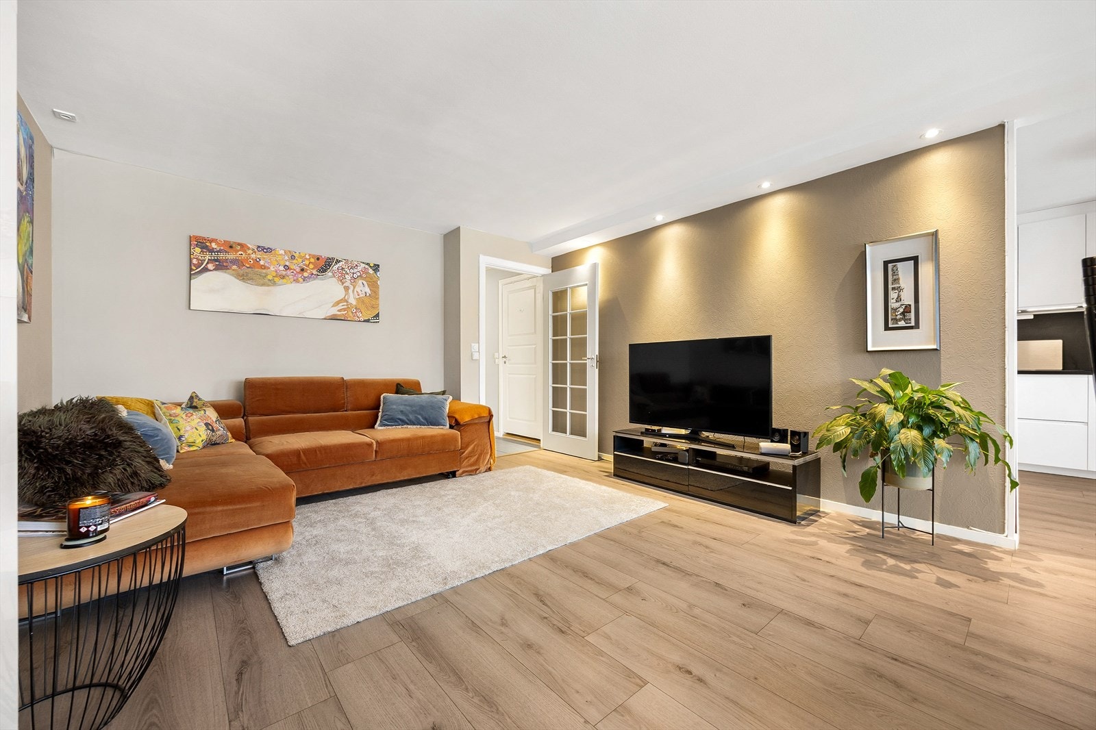 Her er det god plass til sofagruppe, stuebord og TV-møblement. Galleribilde