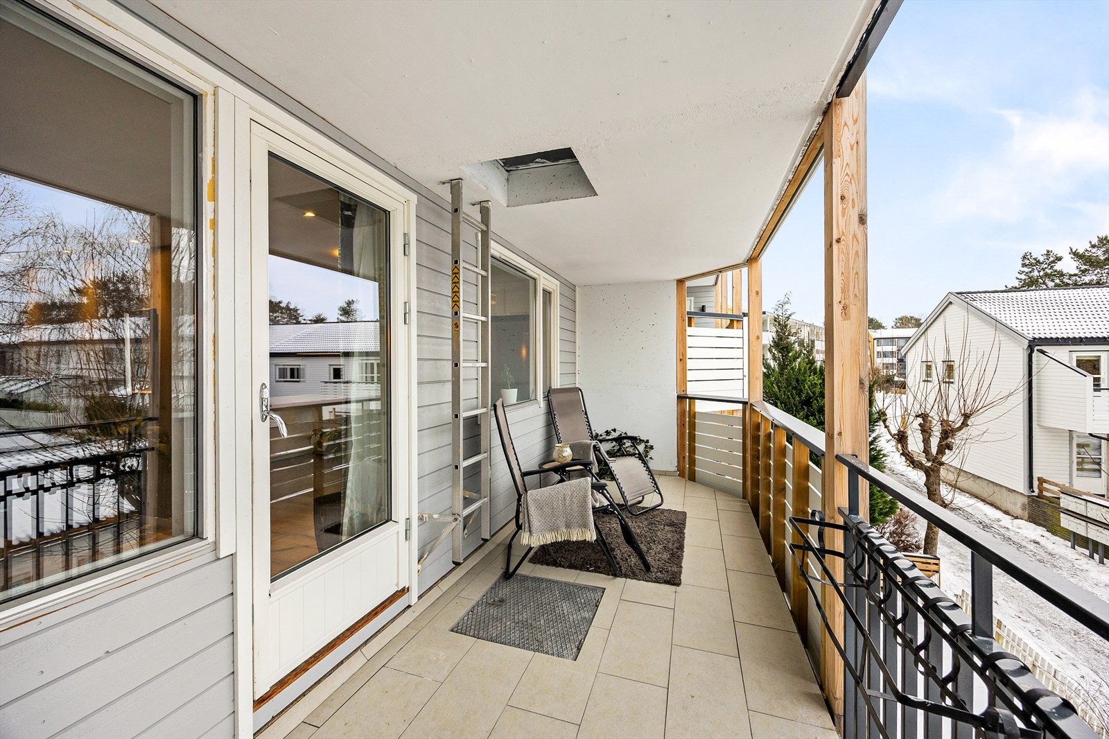 Fra stuen er det utgang til stor terrasse med overbygg. Galleribilde