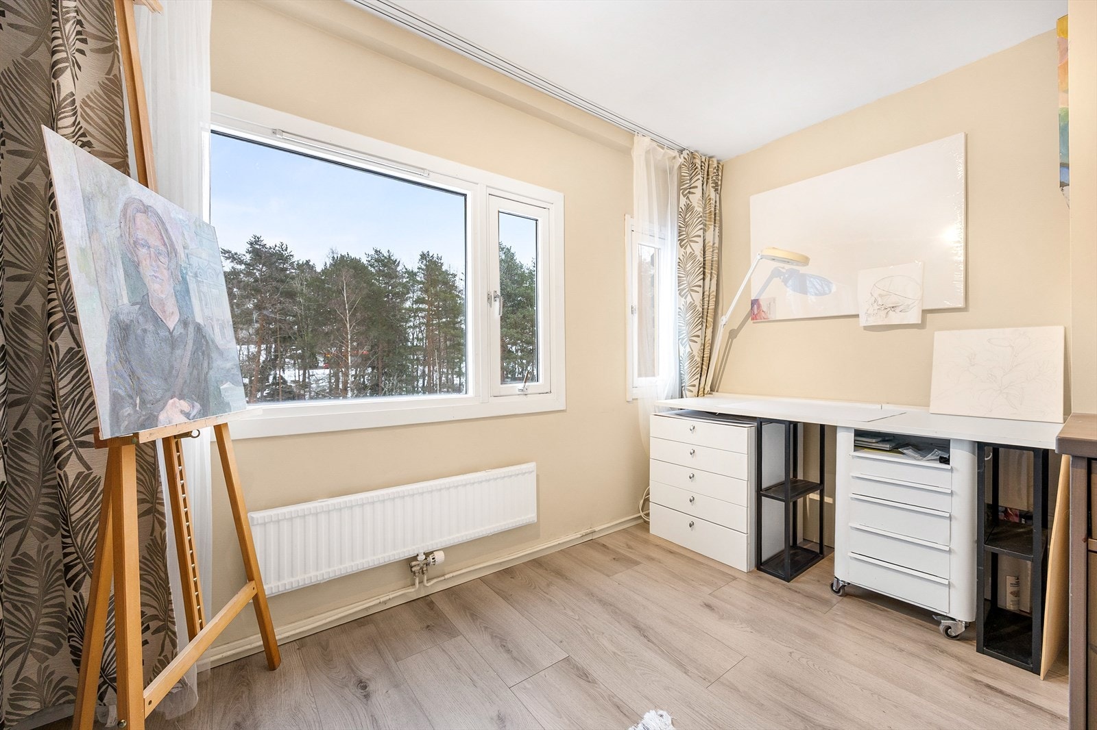 Store vindusflater gir rikelig med naturlig lys. Galleribilde