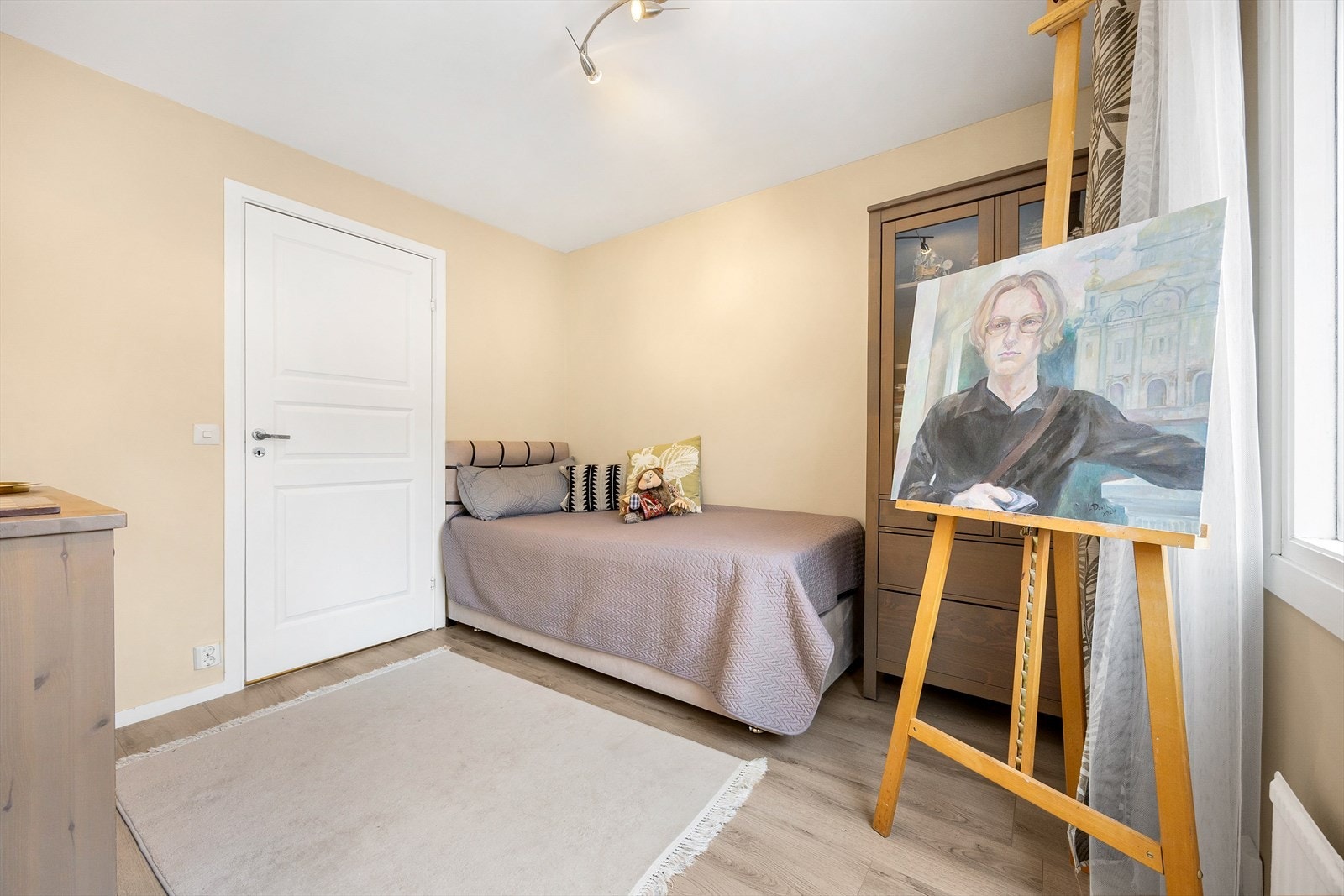 Lyse gulv og vegger gjør rommet enkelt å innrede. Galleribilde