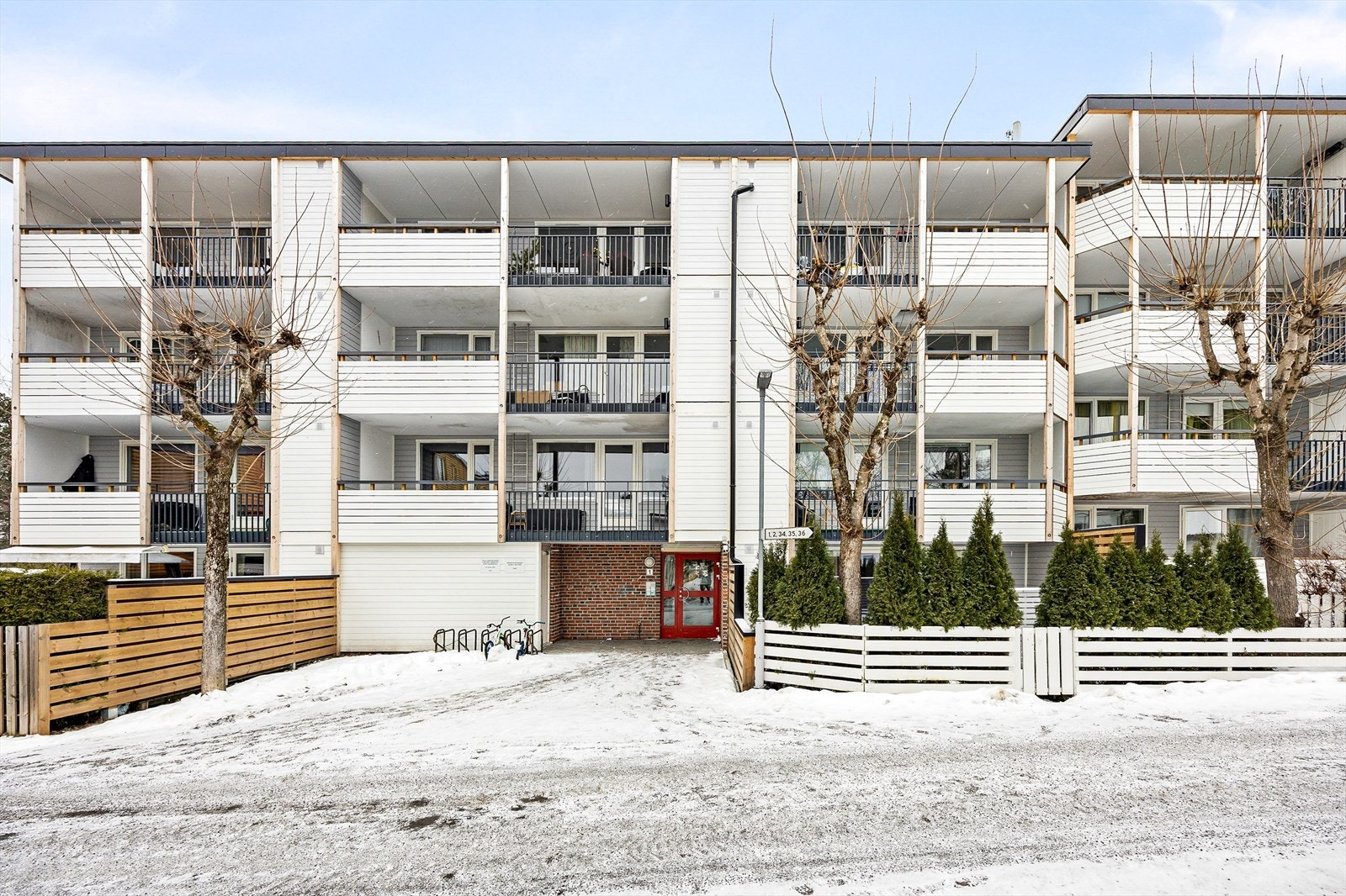 Leiligheten befinner seg i et populært nabolag på Holmlia i Oslo. Galleribilde