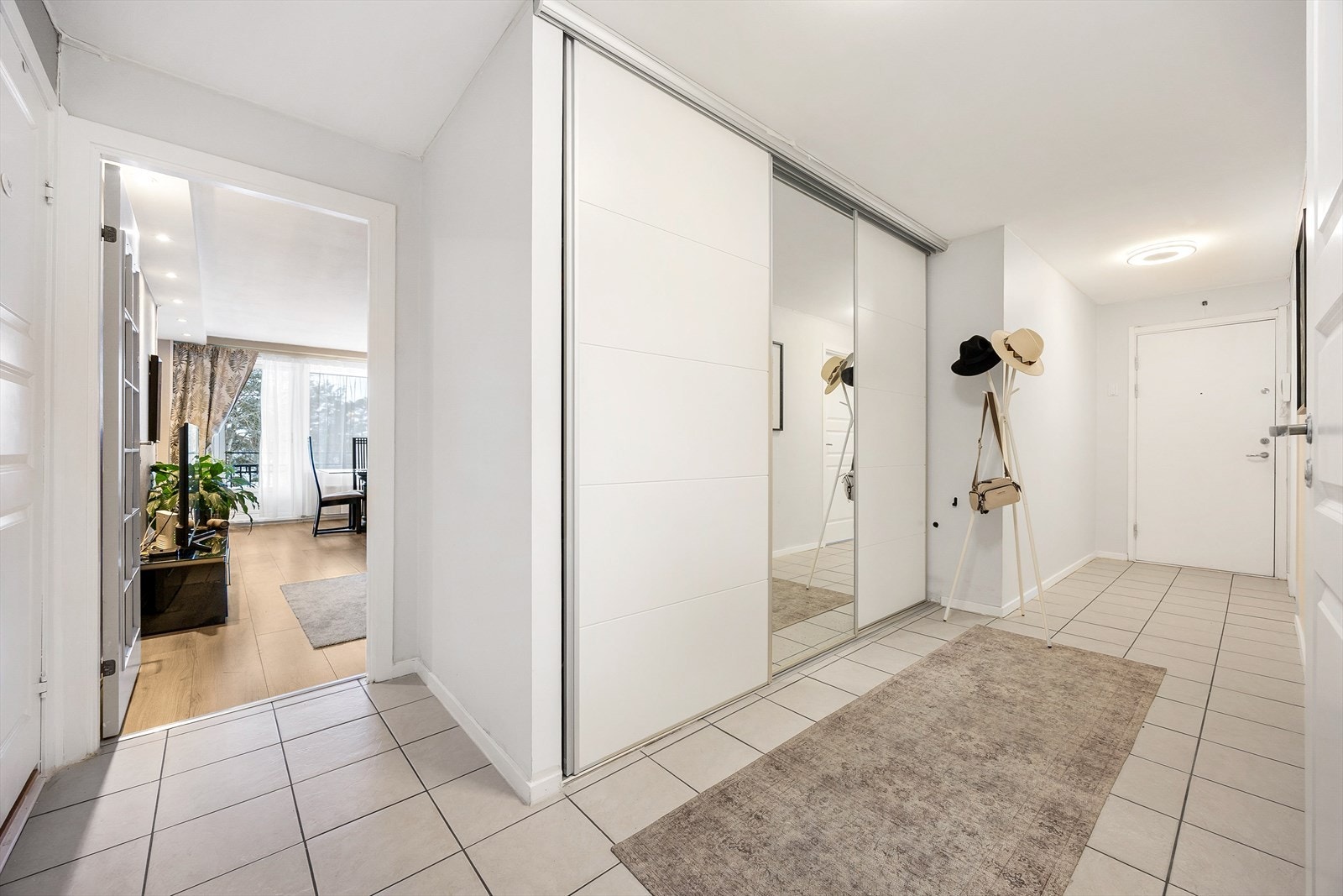 Romslig entré gir et god førsteinntrykk til leiligheten. Galleribilde