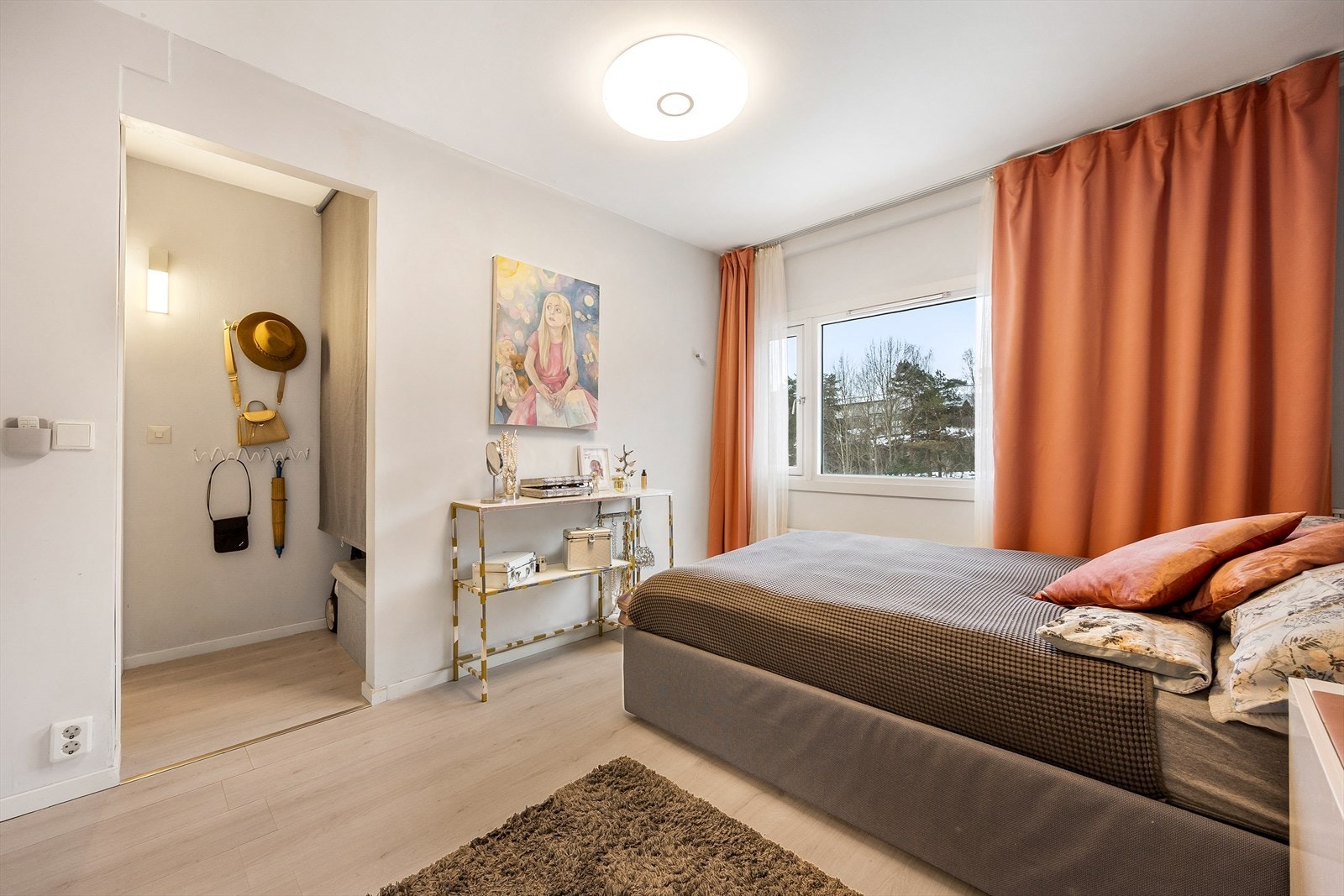 Rikelig med naturlig lys gir rommet en åpen atmosfære. Galleribilde