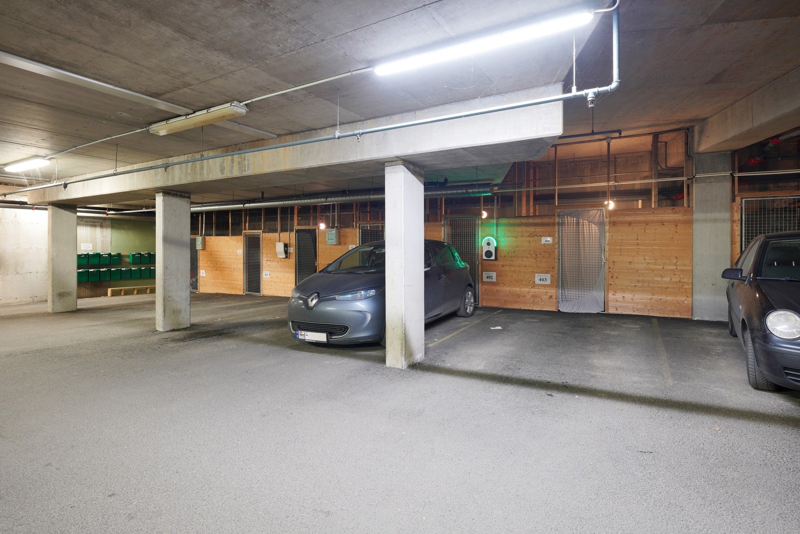 Fast parkeringsplass og sportsbod. Galleribilde