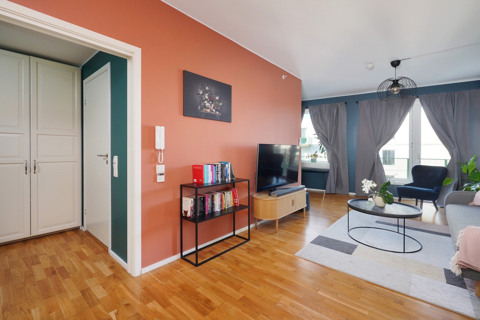 Arealeffektiv stue/kjøkken med sovealkove. Galleribilde