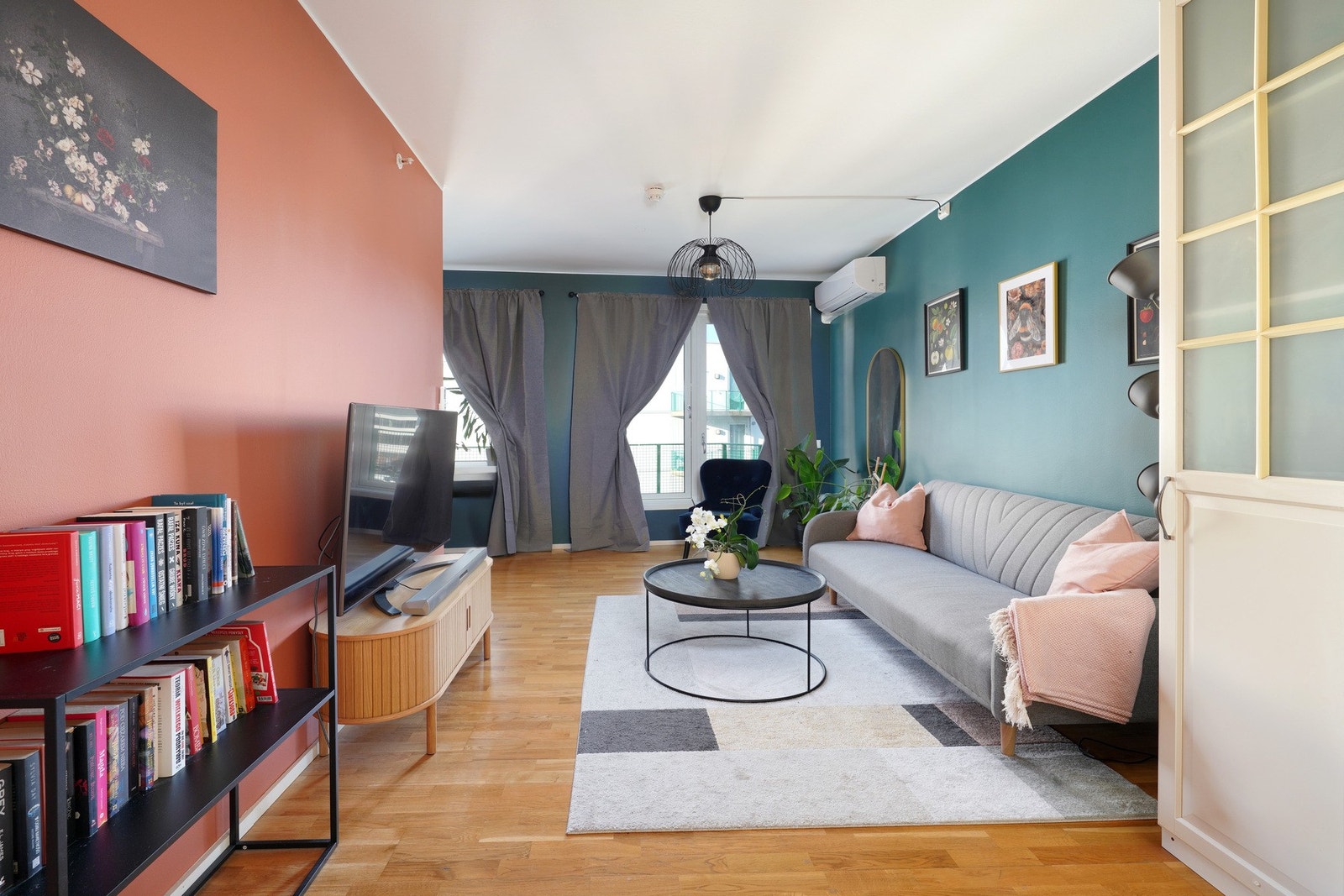 God takhøyde og store vindusflater slipper inn mye naturlig lys og skaper god romfølelse. Galleribilde