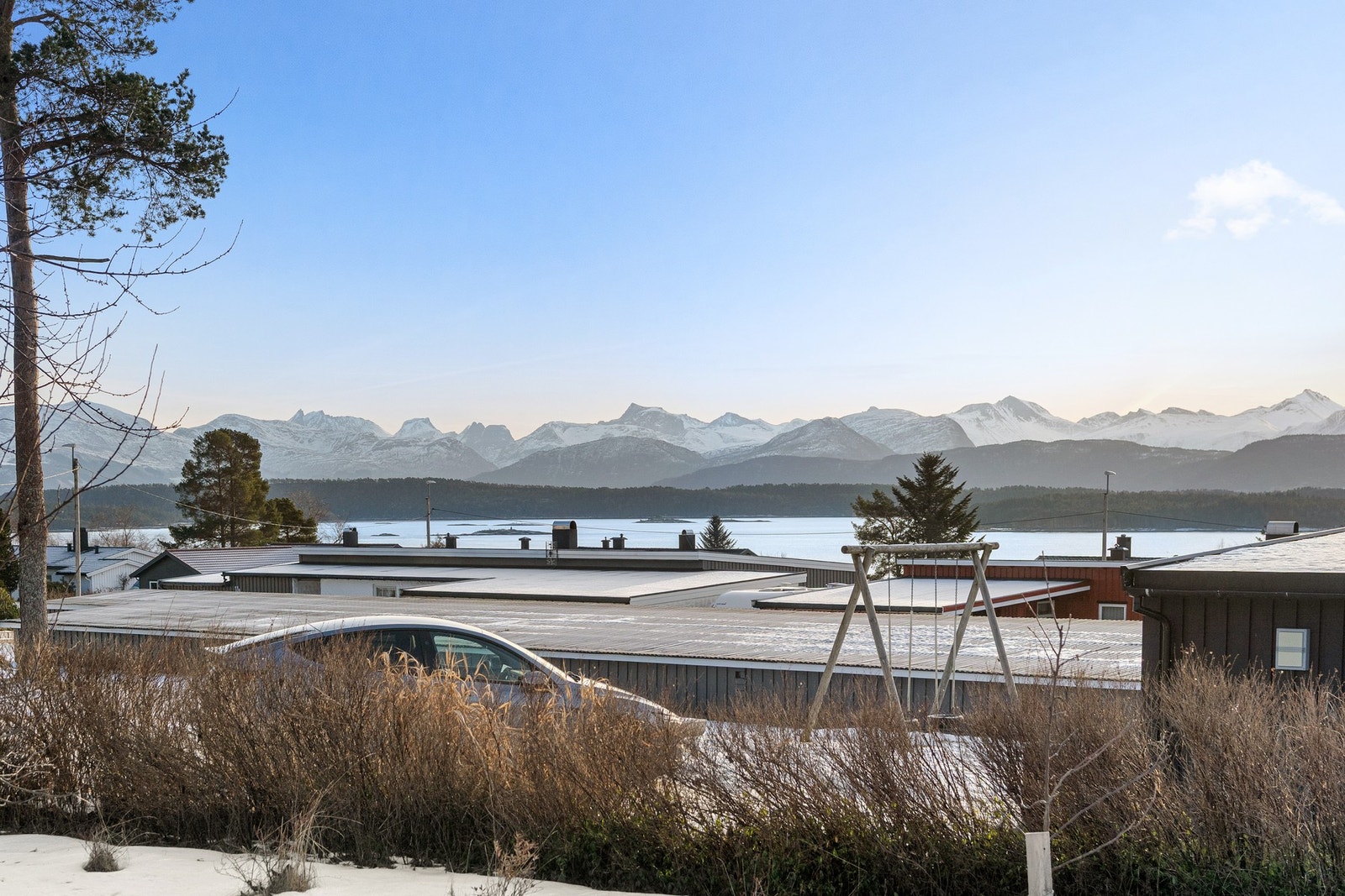 Nydelig utsikt mot fjord og fjell Galleribilde