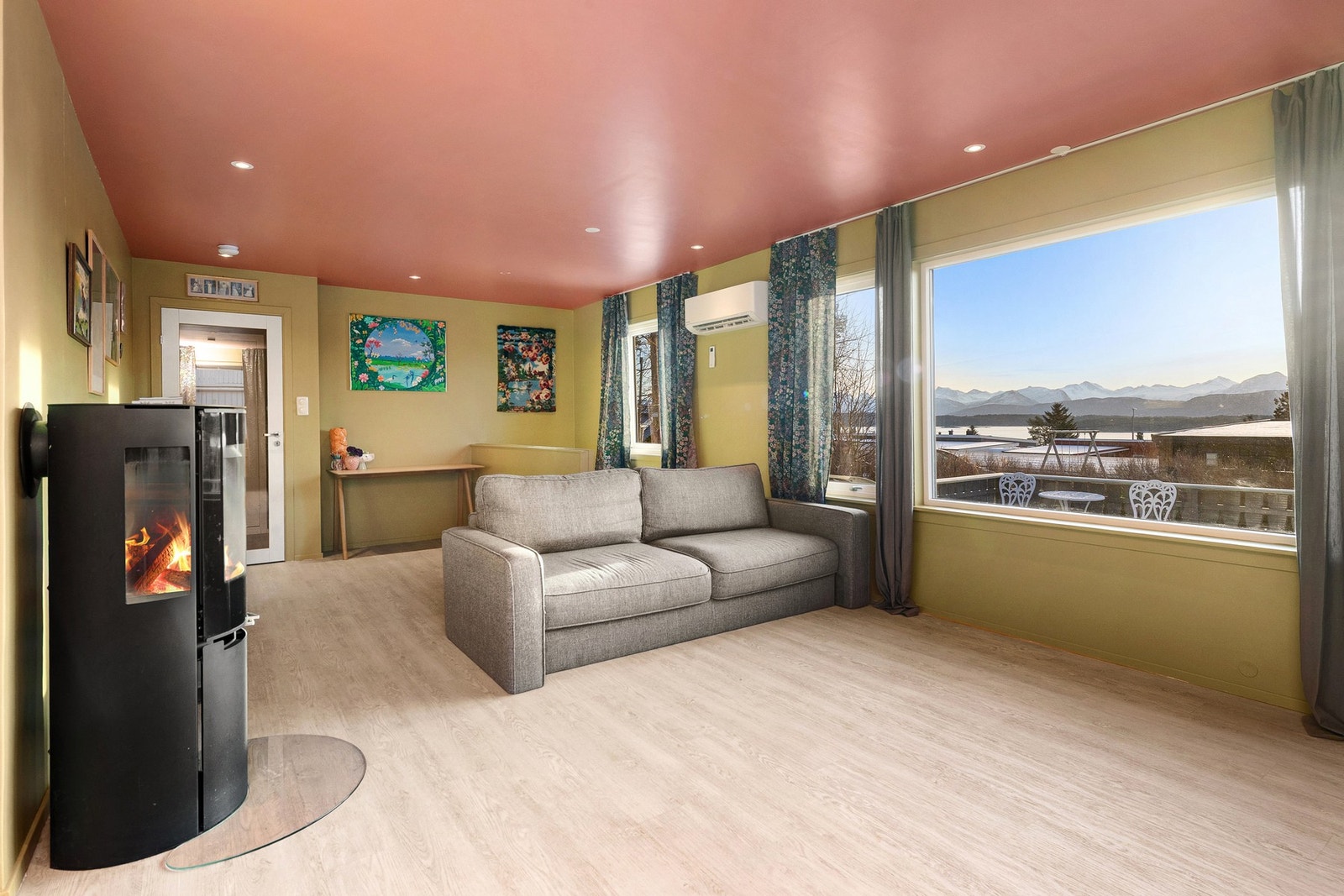 Stua har både nyere varmepumpe og vedovn som sikrer effektiv og god oppvarming av boligen Galleribilde