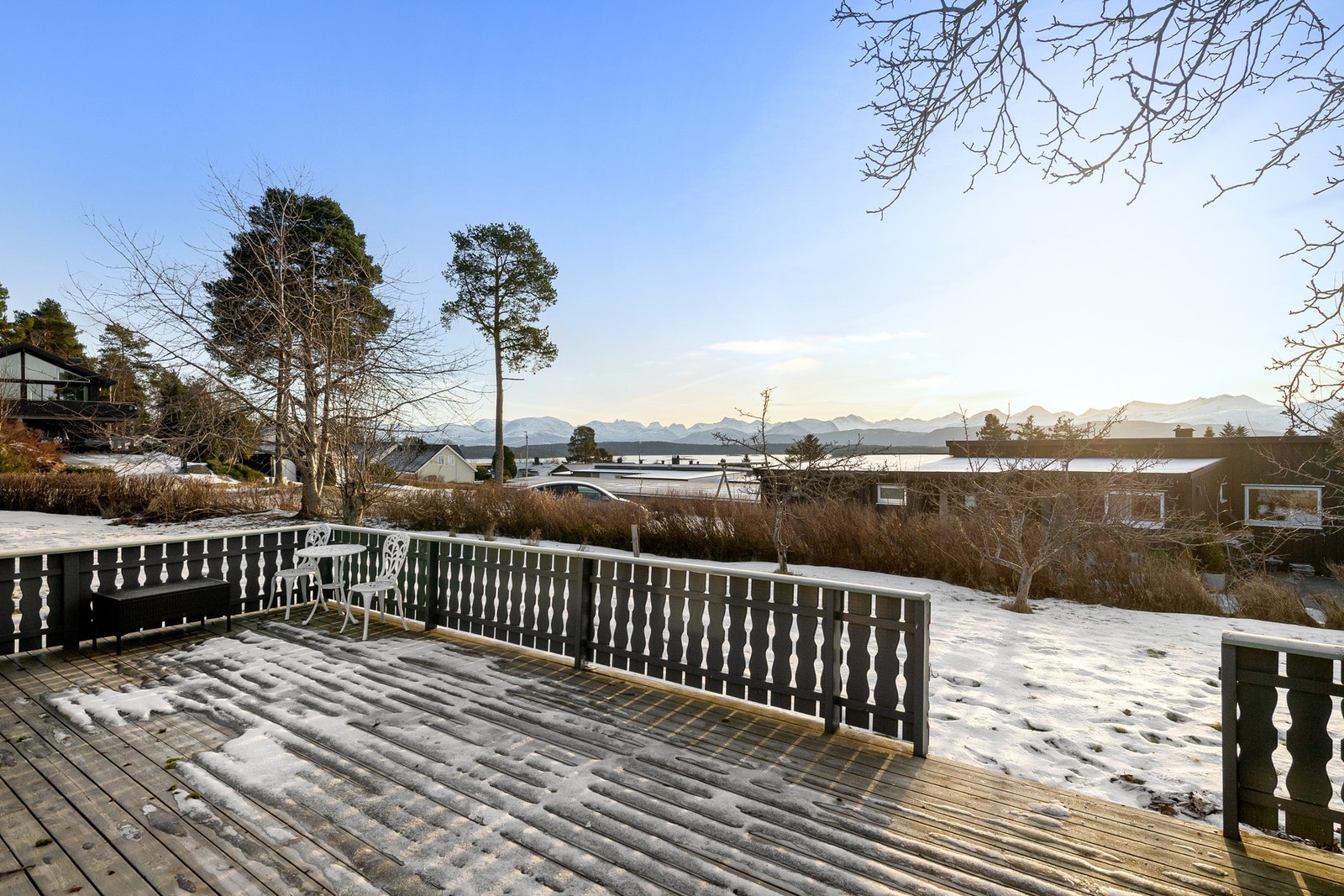 Nydelig utsikt mot fjord og fjell Galleribilde