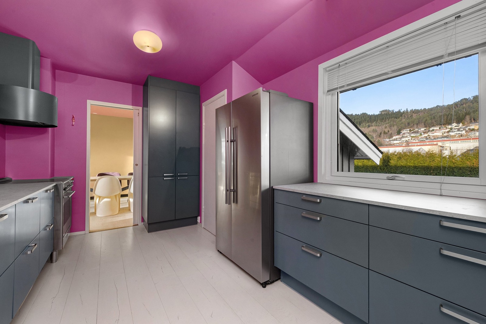 Kjøkkenet er godt innredet med rikelig skap- og benkeplass. Døren til høyre leder inn til vaskerommet/grovinngang. Galleribilde