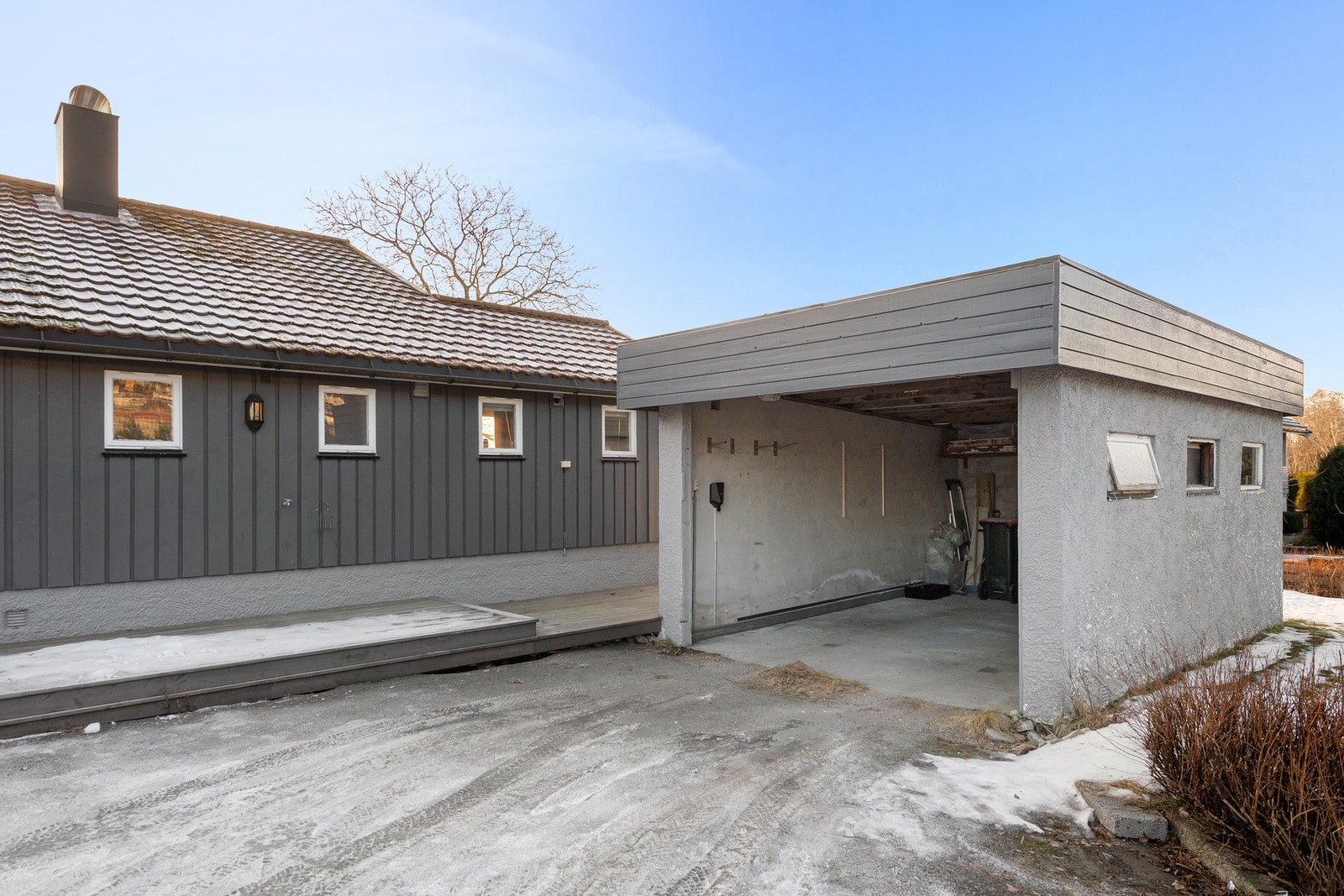 Garasje på cirka 18 kvm. Det er montert elbillader. Galleribilde