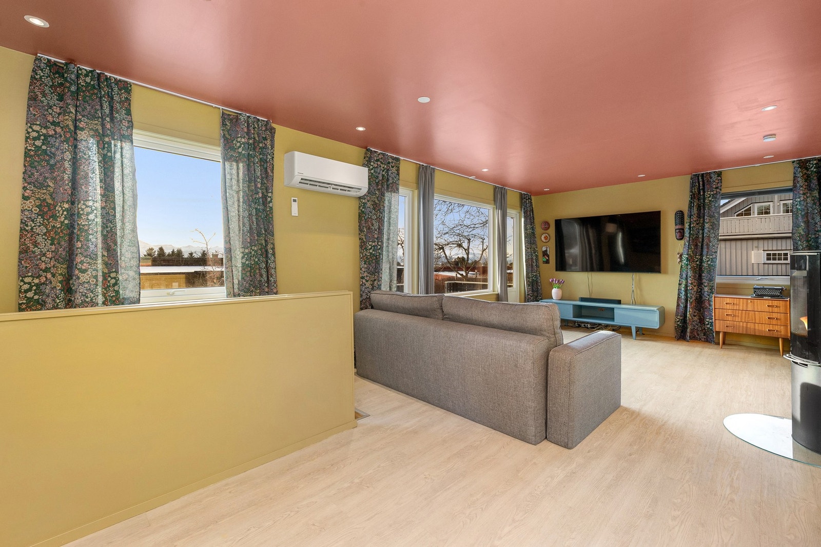 De største vinduene på stua er fra 2024. Ellers er de aller fleste vinduer i boligen byttet i perioden byttet i perioden 2010-2019. Galleribilde