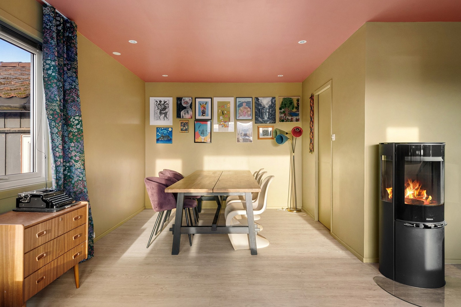 Fargerik og moderne stil som gir eneboligen personlighet og sjarm Galleribilde