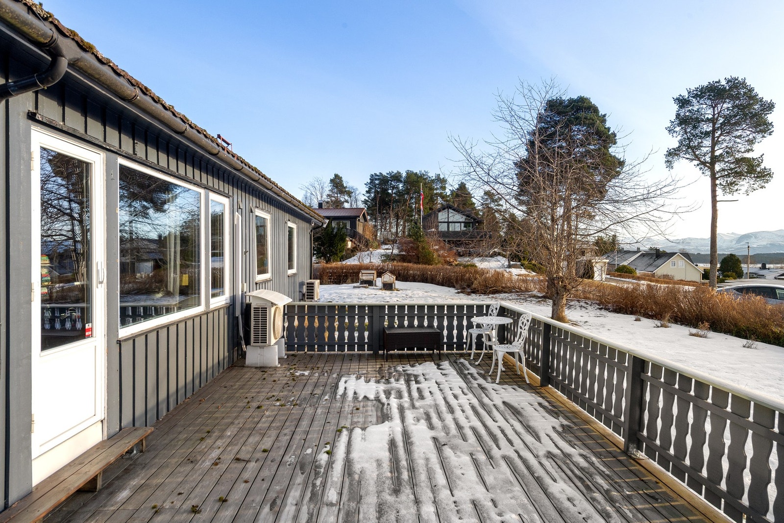 Romslig tomt på over 1,1 mål. Hagen er pent beplantet med bærbusker og frukttrær Galleribilde