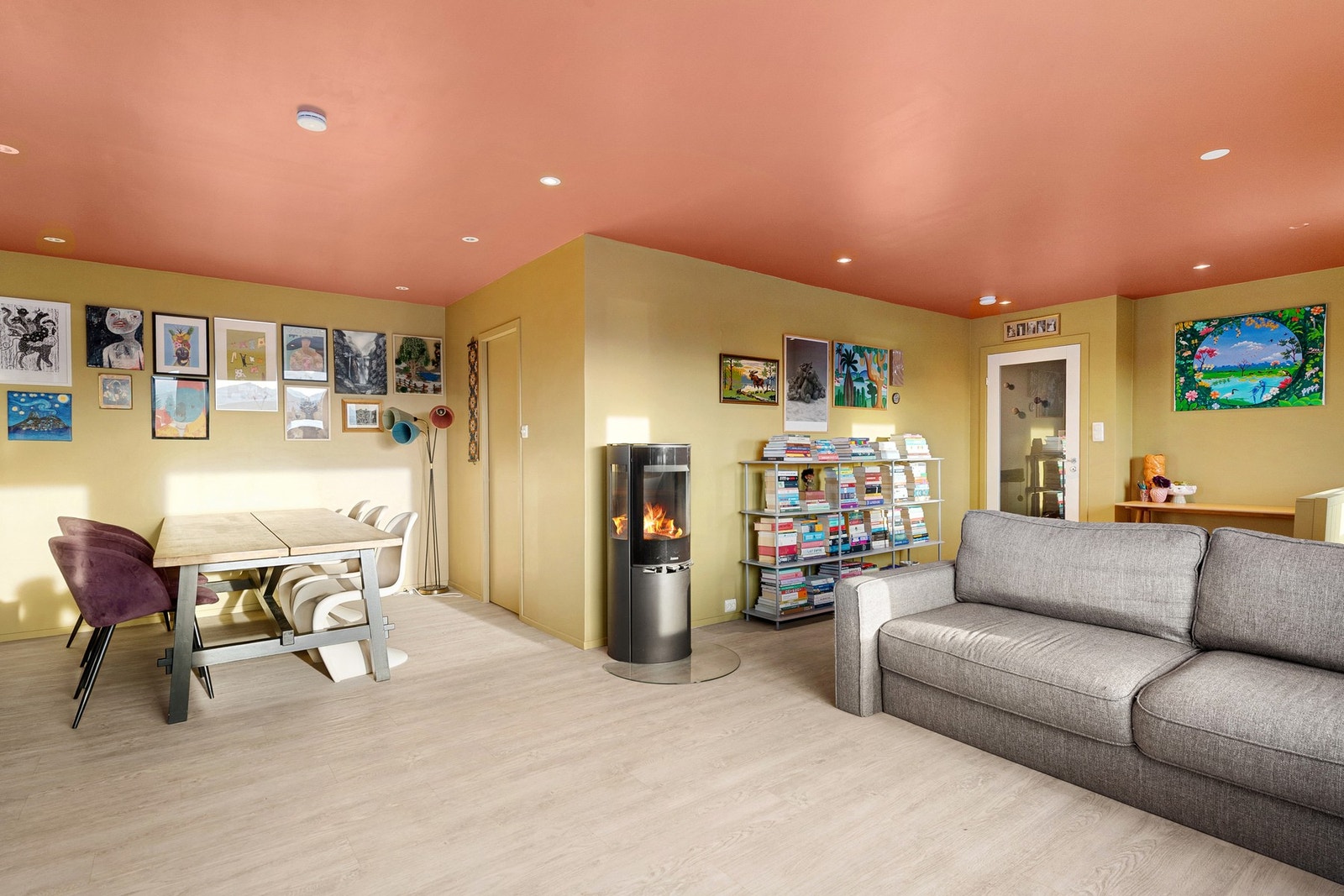 Skyvedør mellom spisestue og kjøkkenet Galleribilde