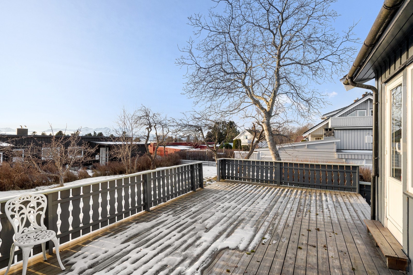 Boligen ligger i et familievennlig område med nærhet til skoler, barnehage, dagligvarebutikker og turmuligheter Galleribilde