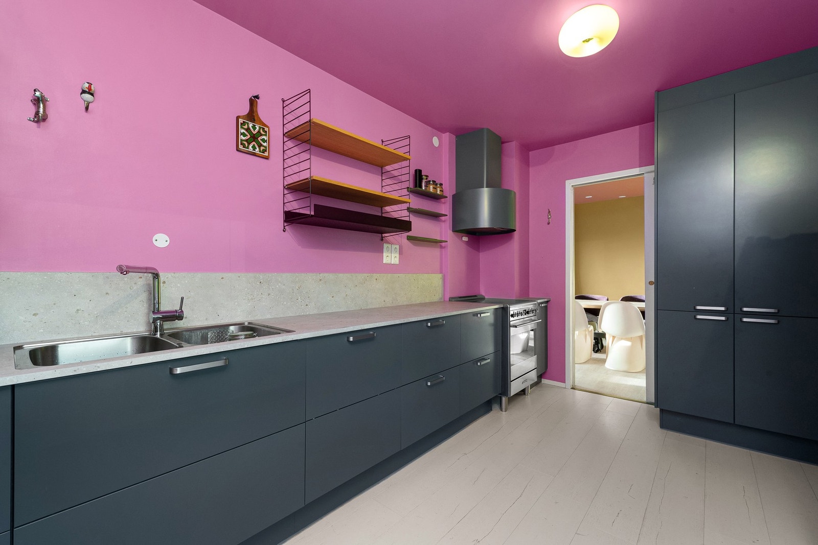 Pen kjøkkeninnredning fra Sigdal fra 2021. Benkeplate med oppkant på vegg gir et stilrent og sammenhengende uttrykk fra benk til vegg. Galleribilde