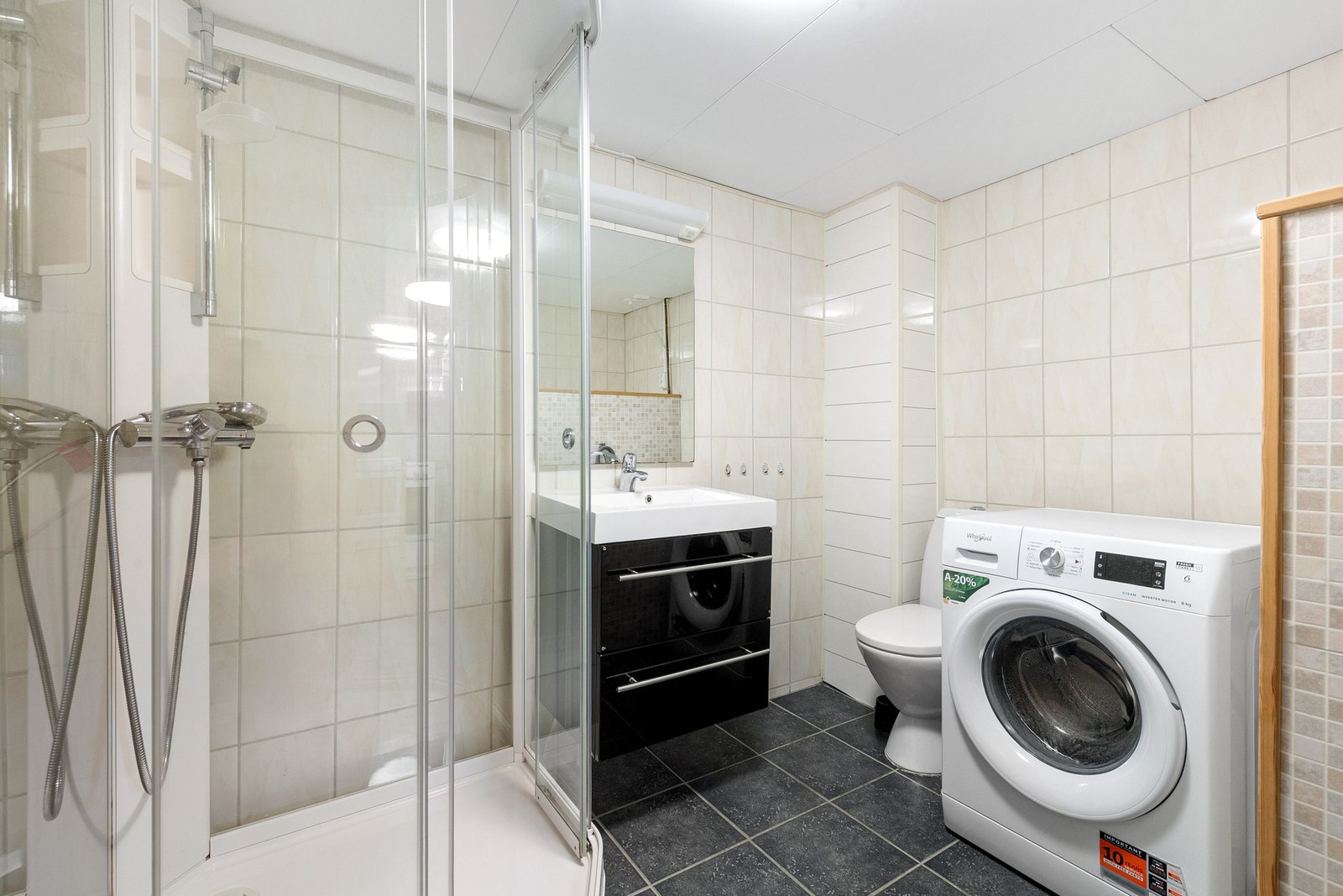 Bad/vaskerom i utleiedelen ble pusset opp i ca 2014 Galleribilde