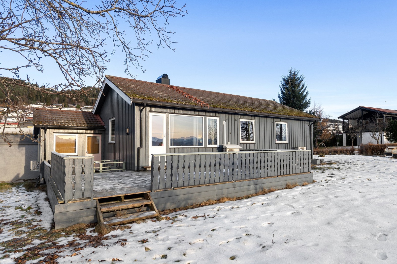 Det er bestilt mosefjerning på taktekkingen. Dette bekostes av selger. Galleribilde