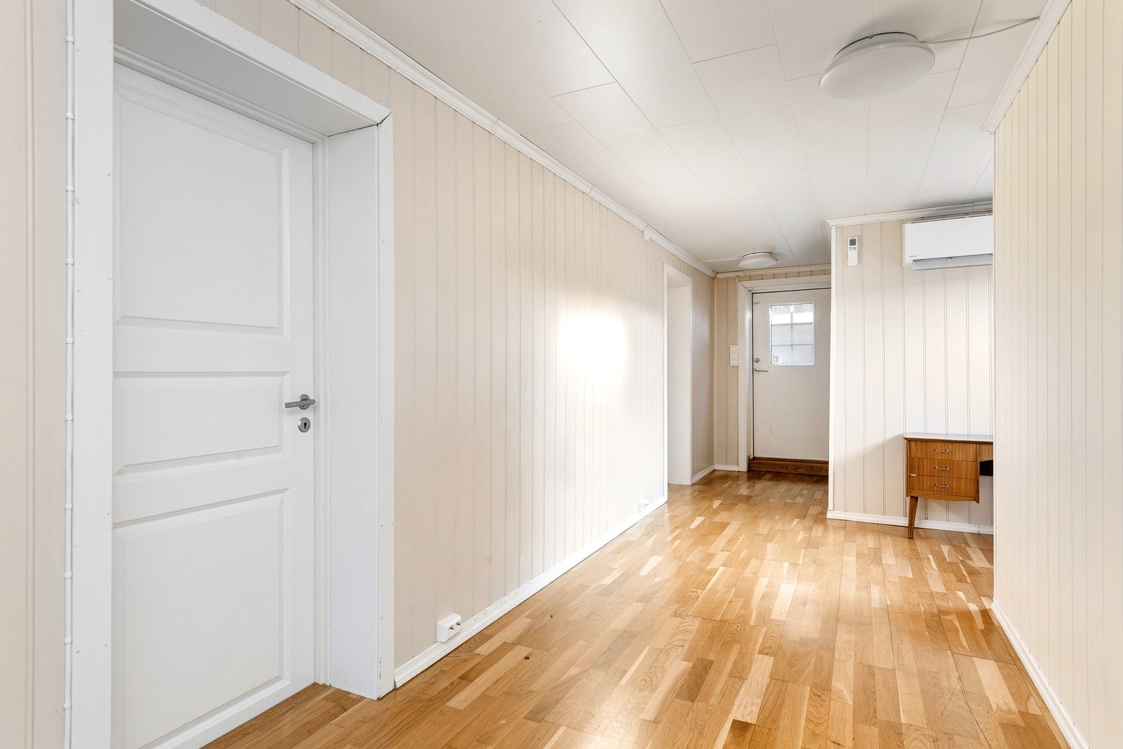 Gangareal i kjelleretasjen/utleiedelen. Det er egen inngang til kjelleren fra øst. Varmepumpe fra 2024. Galleribilde