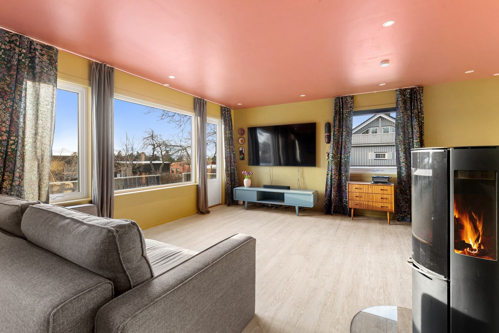 Velkommen inn! Fargerik, romslig stue med store vindusflater Galleribilde