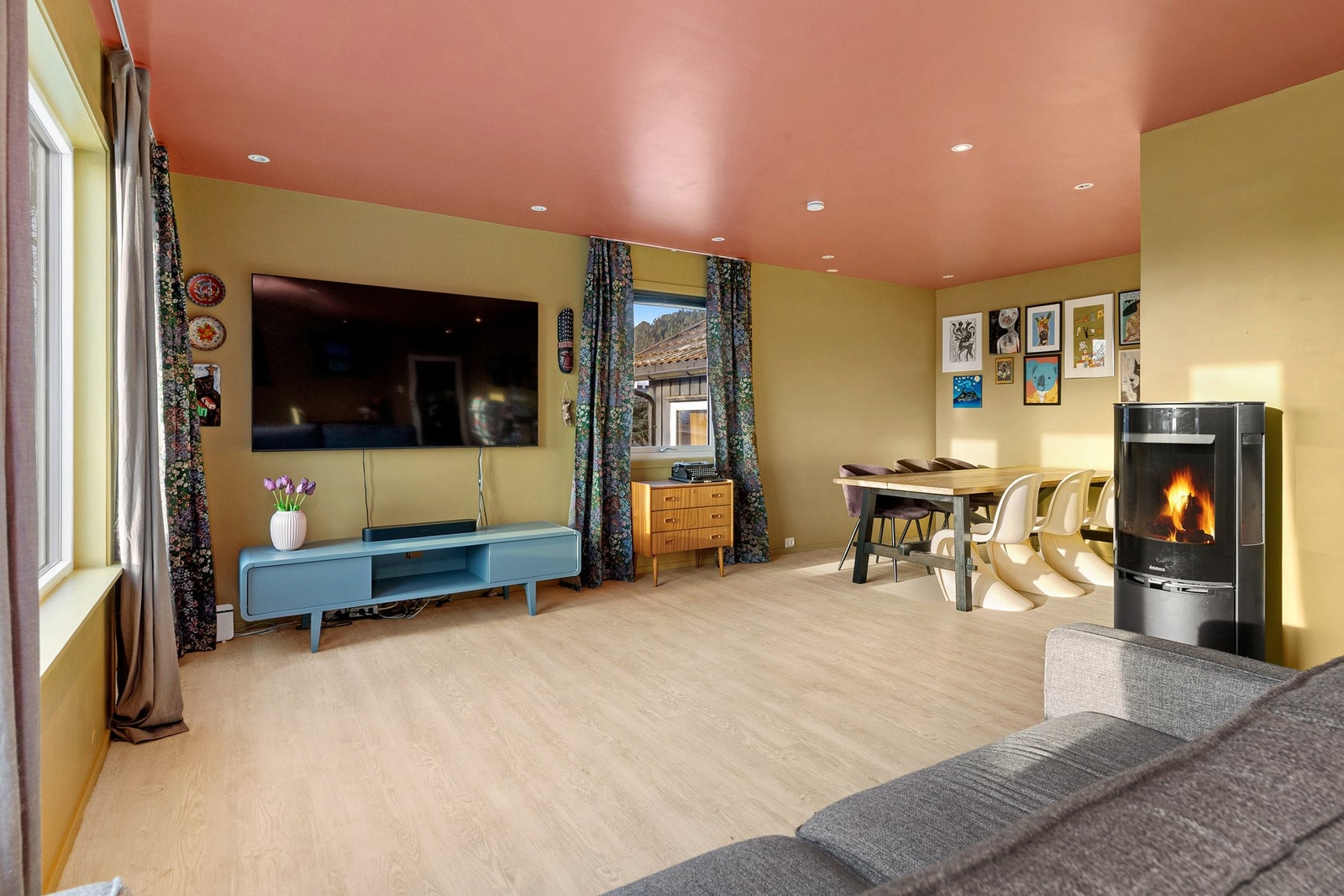 Stua fikk nye overflater i 2019, og i nyere tid har himling og vegger blitt malt. Galleribilde