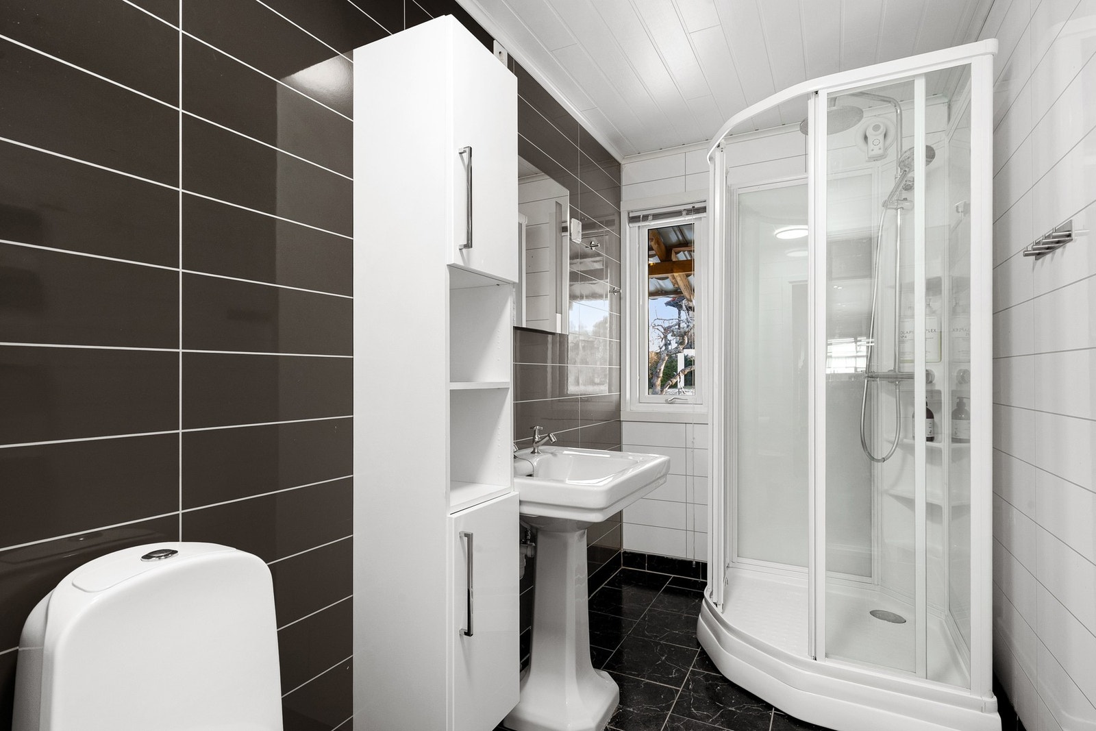 Badet i hovedetasjen ble pusset opp i 2012 Galleribilde