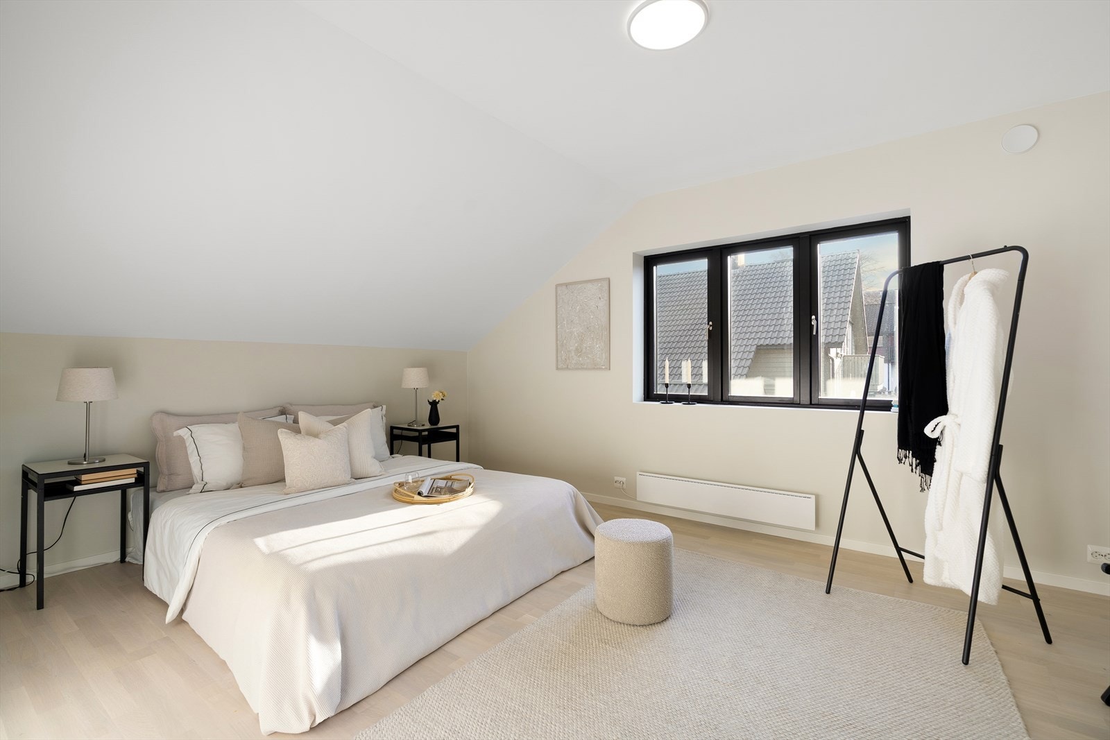 Hovedsoverommet er stort og har god plass til dobbeltseng og nattbord Galleribilde