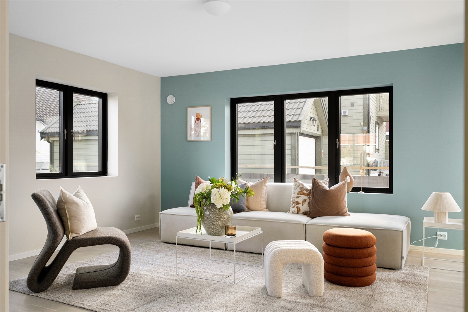 Store og gode vindusflater skaper et godt lysinnslipp og gjennomlys i stuen. Galleribilde