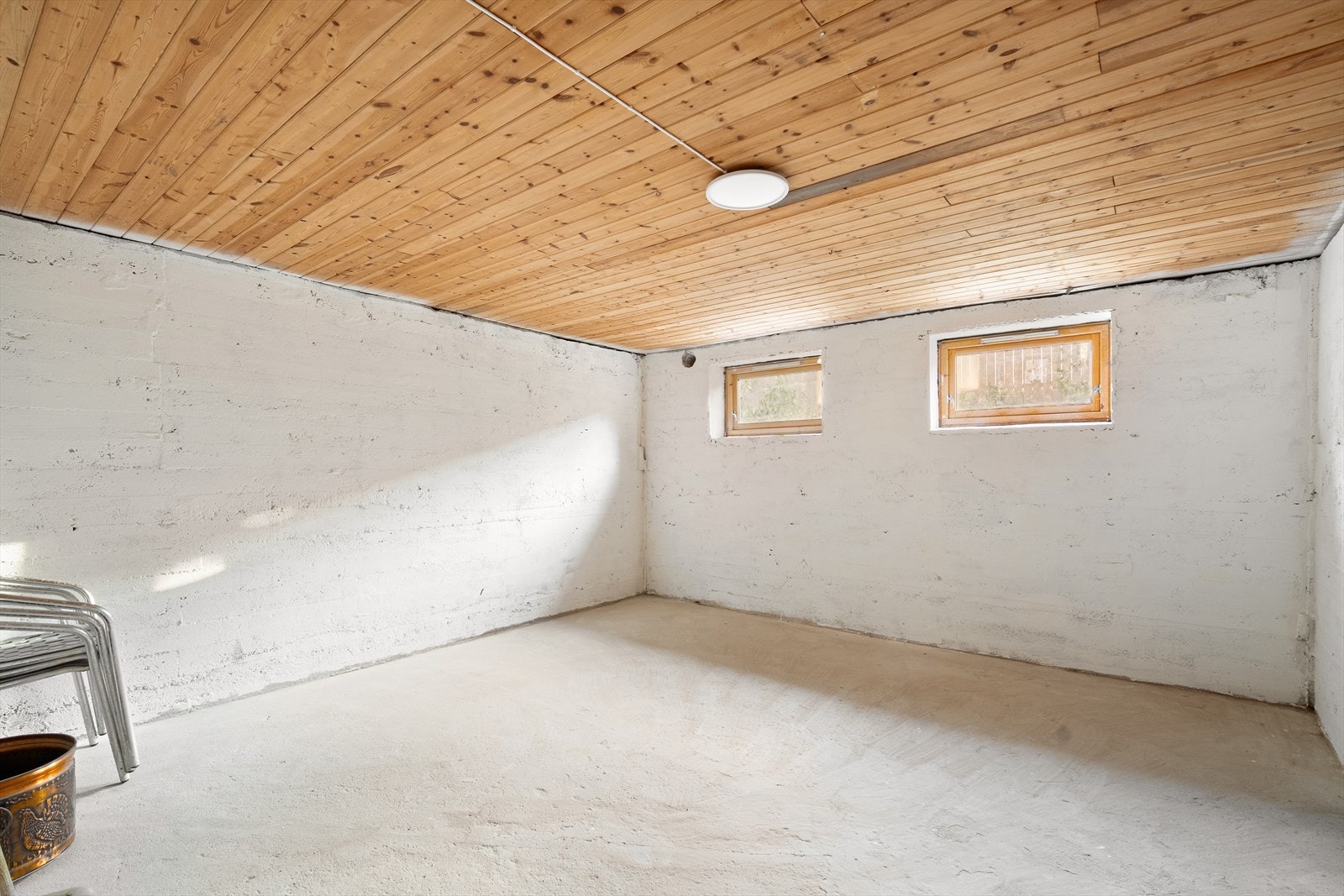 I kjeller er originale vinduer fra byggeår. Vinduer i 1. og 2. etg opplyses å være skiftet ut Galleribilde