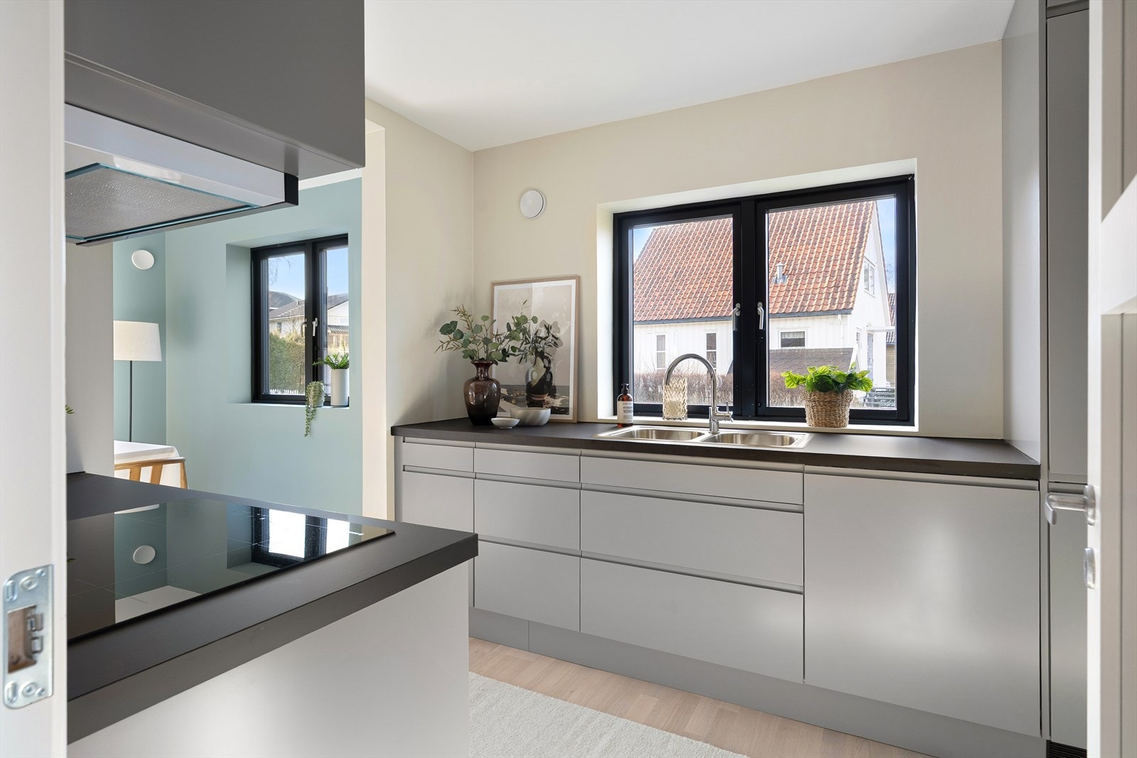 Hvitevarer som komfyr med platetopp, oppvaskmaskin og kombi kjøl-/fryseskap er integrert i innredning Galleribilde