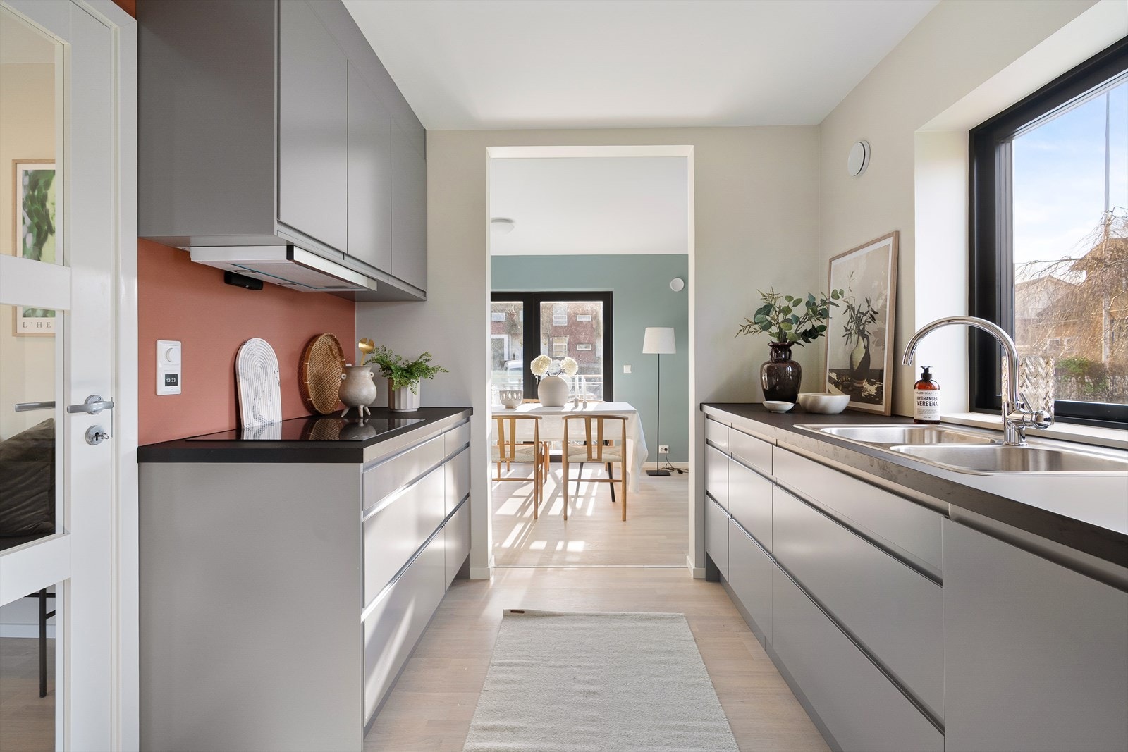 Innredningen har god skap-/ skuffeplass og gode benkeflater Galleribilde