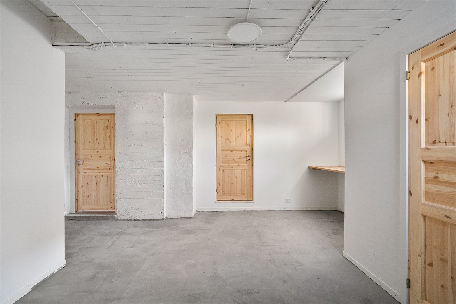 Kjelleren har gjennomgående betonggulv og trepanel i taket. Etasjen består av åpent kjellerrom med videre tilgang til 2 store boder og vaskerom. Galleribilde