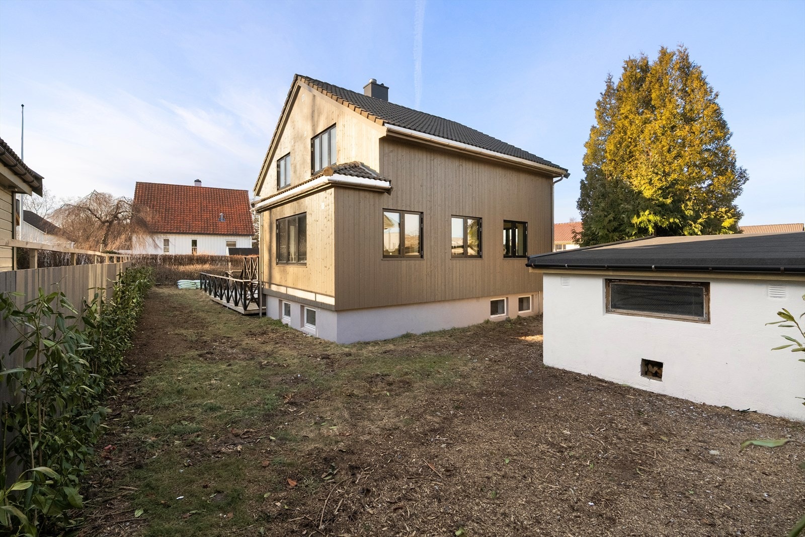 Hagen er innrammet med gjerde og hekk og øvrig med opparbeidet plen. Galleribilde