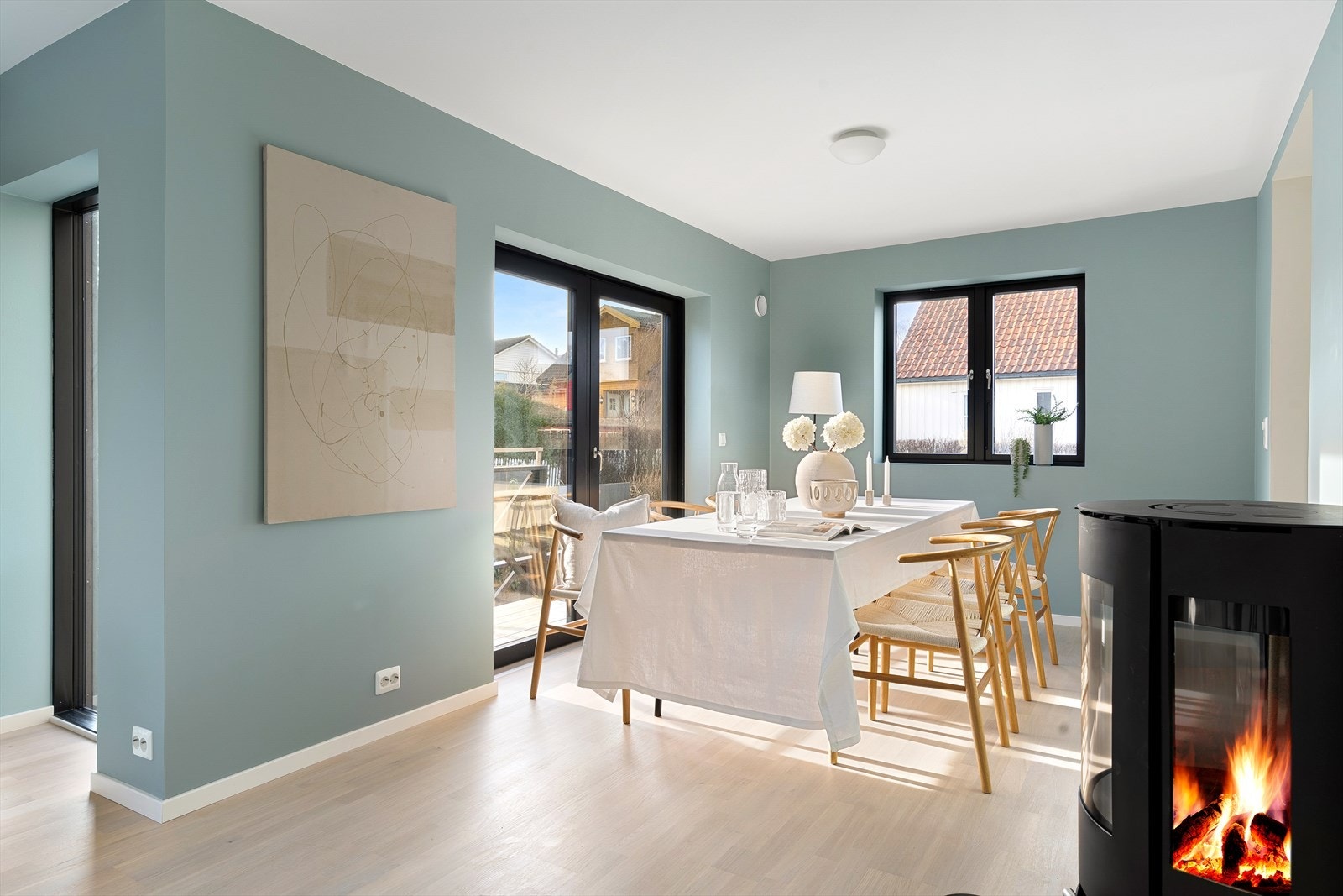 Ved spiseplassen er utgang til terrassen og hagen Galleribilde