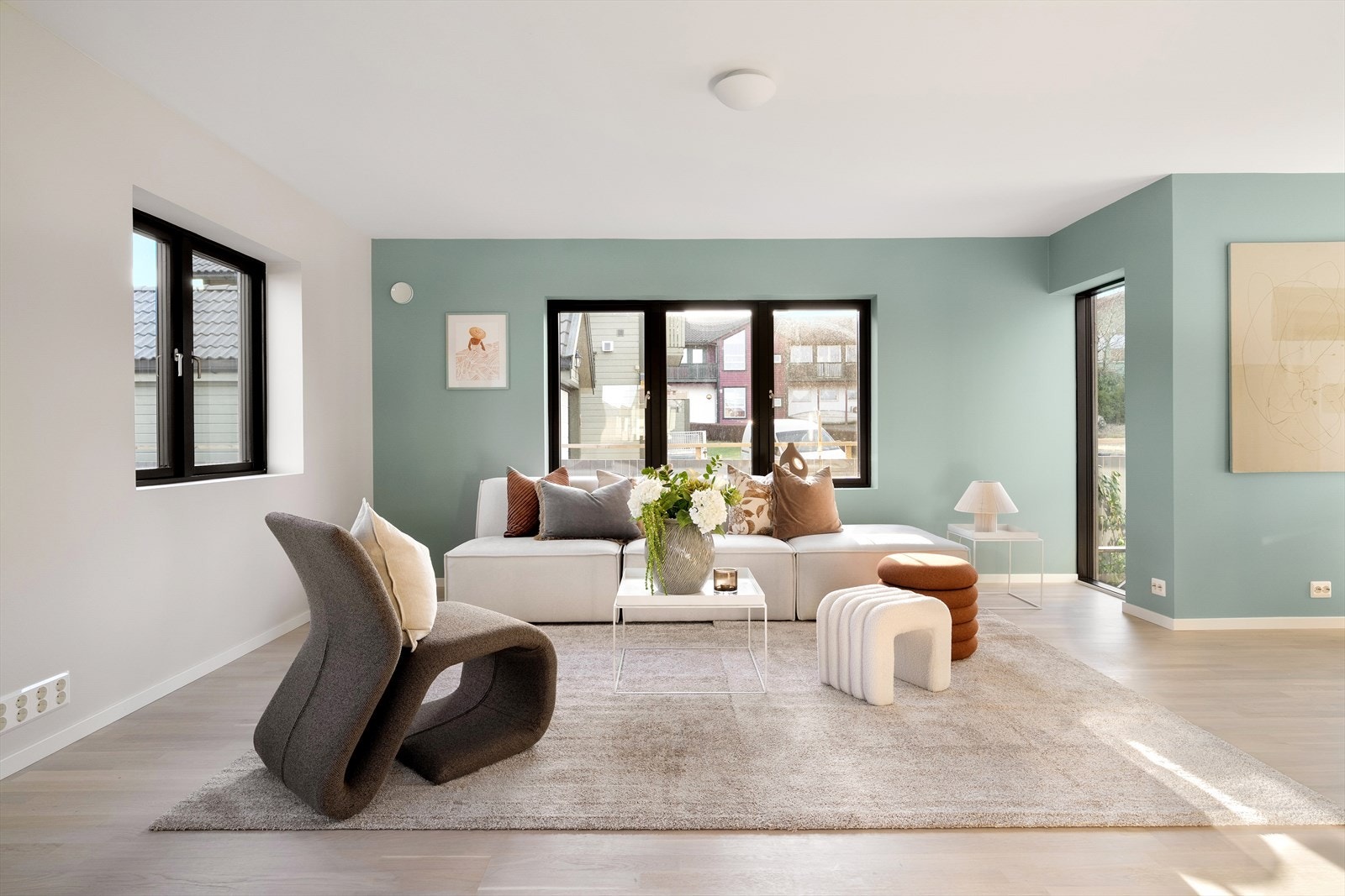 Stuen er romslig med en god og funksjonell planløsning for flere møbleringsmuligheter Galleribilde