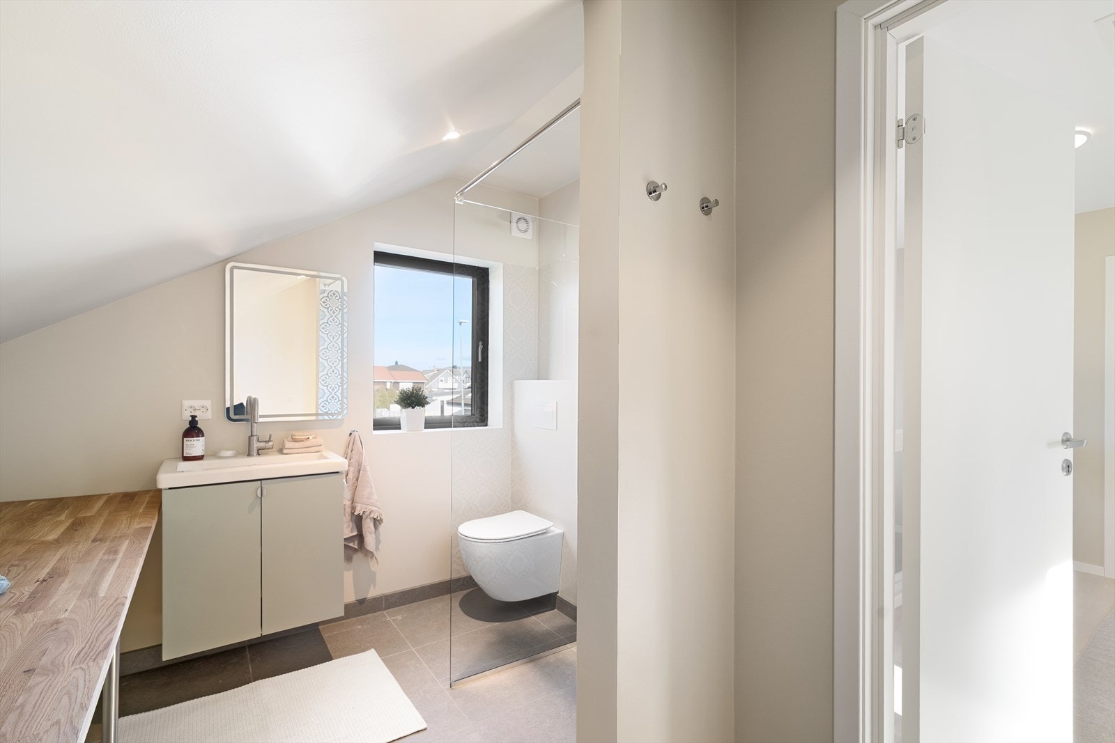 Det er elektriske varmekabler i gulv Galleribilde